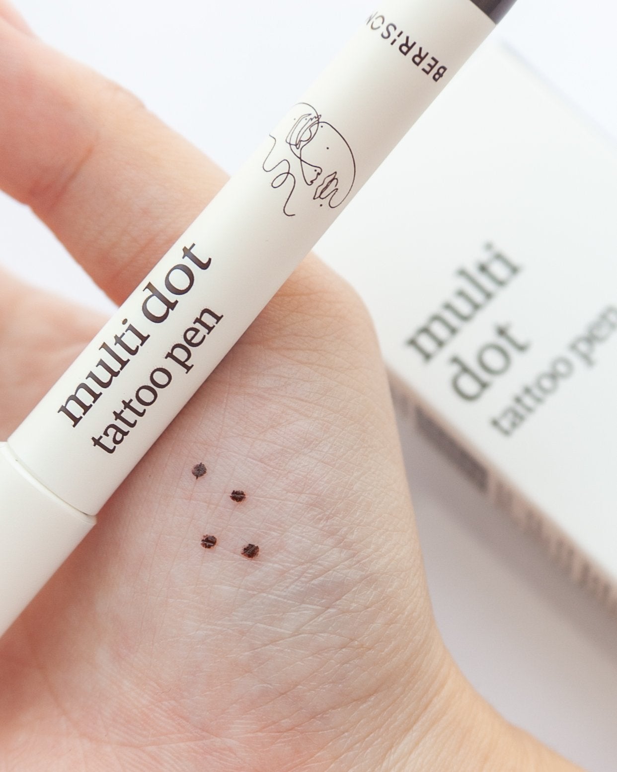 lena on LIPS 「簡単に魅力的なほくろが作れる🩶▫️マルチドットタトゥーペン な..」(4枚目)