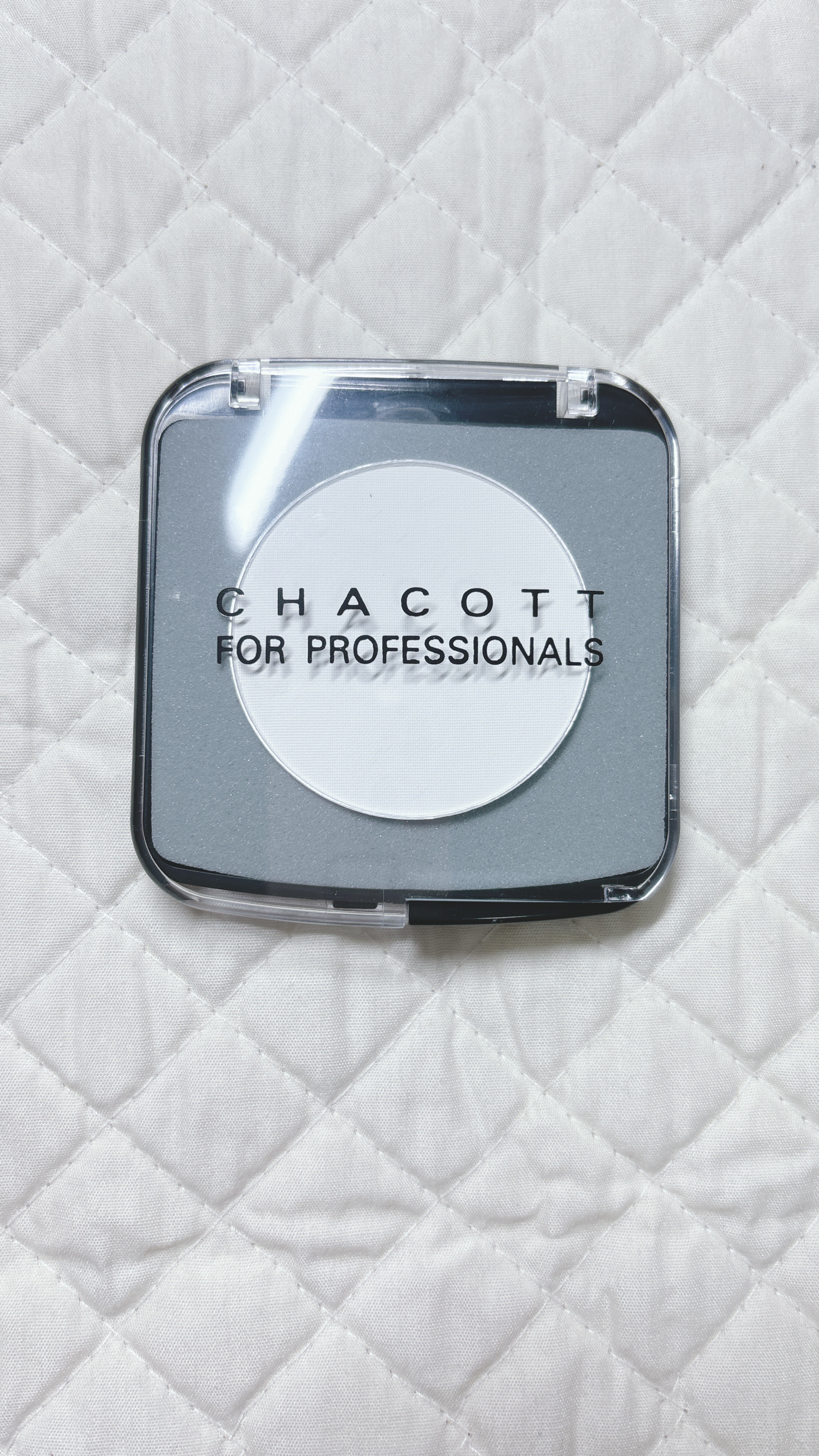 ラメなしハイライト！？

チャコット・コスメティクス メイクアップカラーバリエーション 624/スノーホワイト


アイメイクとかリップとかでギラギラな時のハイライトとして大活躍中！

濃かった時にミルキーにするのにも使えて最高👍
これは