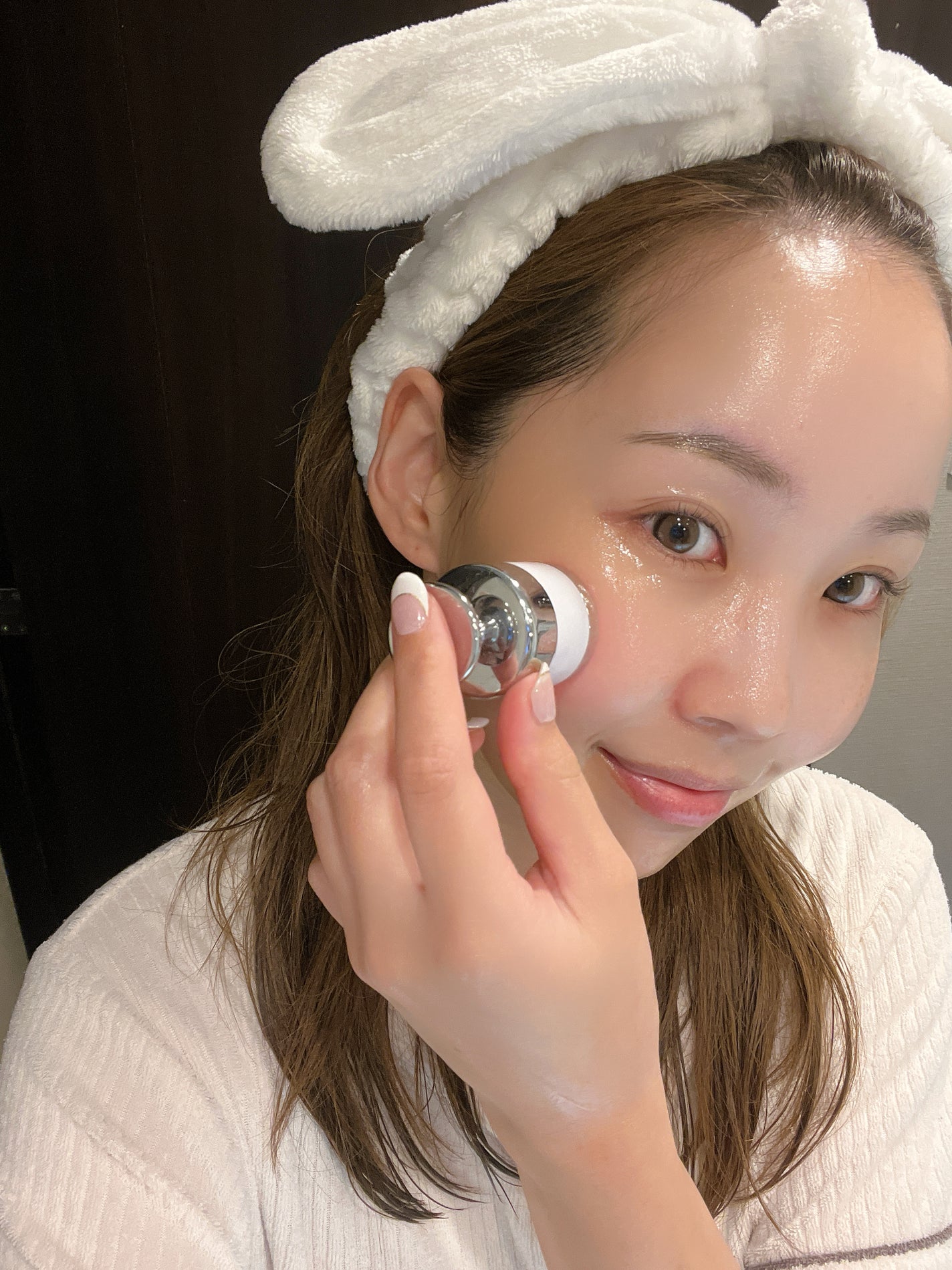 夜、美容液をたっぷり塗って美顔器を当てるちゃんまりさん