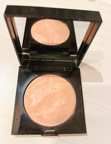 マットラディアンス ベイクドパウダー ハイライト01/ローラ メルシエ/パウダーハイライトを使ったクチコミ(2枚目)