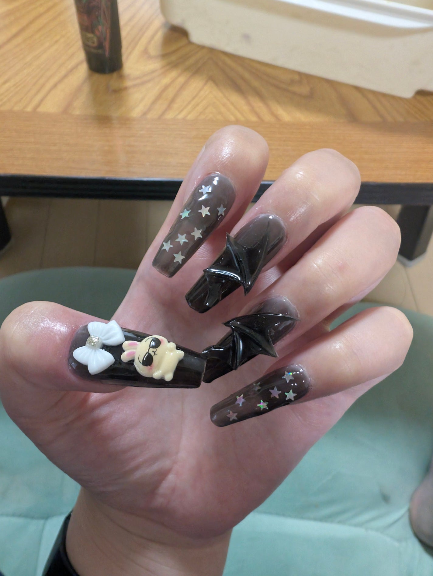 尾咲竜 on LIPS 「ネイル備忘録今回は病院に行くので薬剤師さんが好きなうさぎを使い..」(1枚目)