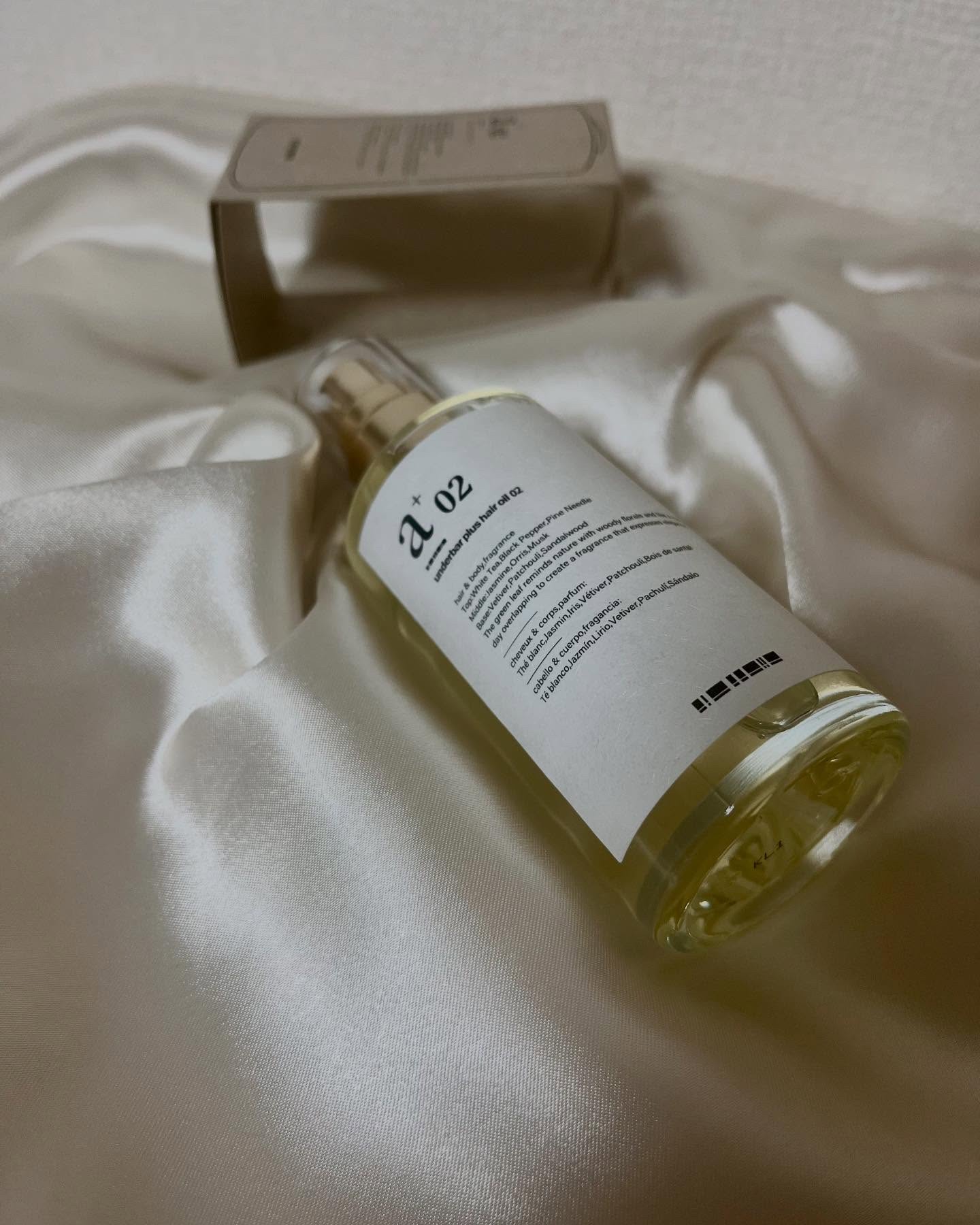 underbar plus hair oil
アンダーバープラスヘアオイル
ホワイトティーの香り

髪に艶と束感を与え、
スタイリングの幅を広げてくれる
スタイリングオイル。

植物由来の保湿成分で作られているので
ボディ&ハンドオイルとし