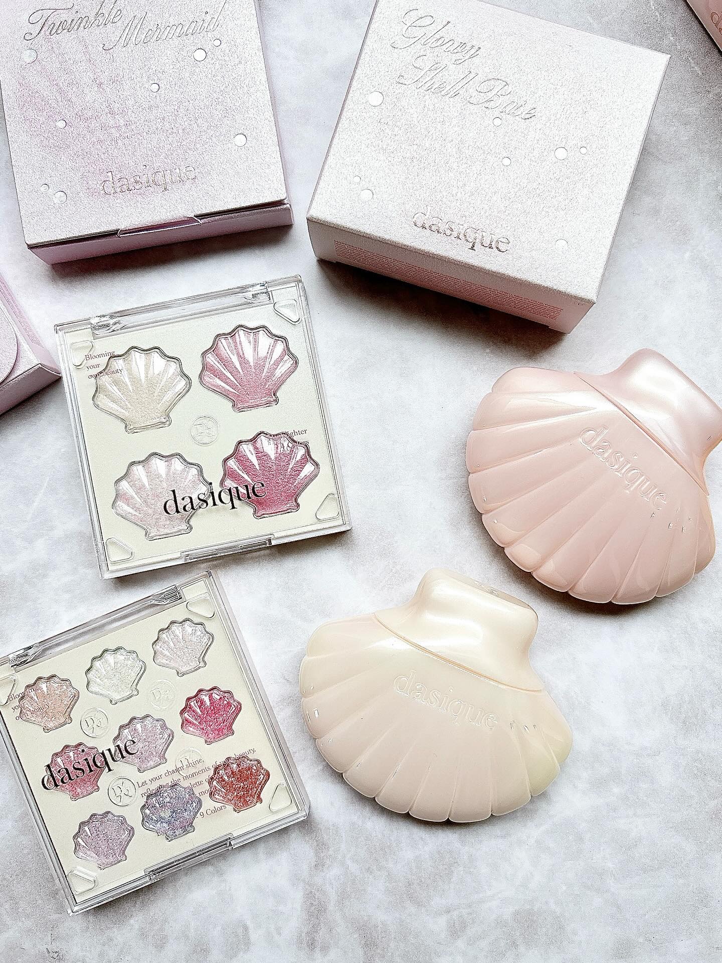 ＼夏のきらめき🫧トゥインクルマーメイドコレクション／

エメラルドの海やきらめく貝殻、ロマンティックな人魚の世界をイメージしたデイジークの夏コレ。

①オールグリッターのアイシャドウパレットはニュアンス違いの全色きらきらラメ。日に当たった