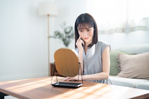 鏡を見ている女性