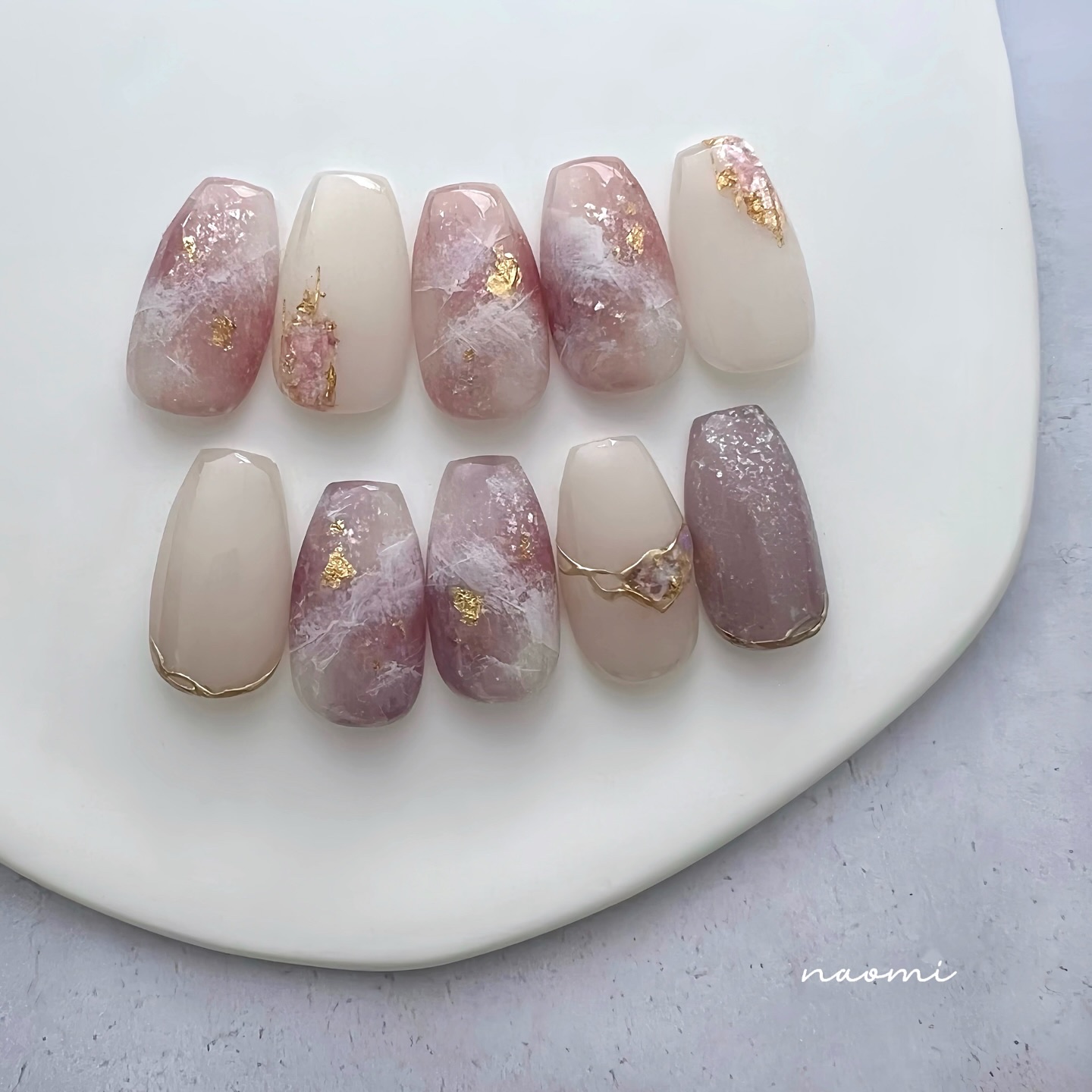 #天然石ネイル,#ニュアンスネイル,#ネイル,#春ネイル,#ニュアンスネイル,#ぷっくりネイル,#金箔ネイル,#奥行きネイル,#セルフネイル,#大人可愛いネイルのネイルデザイン