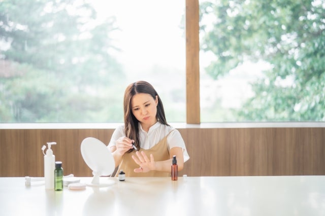 セルフネイルする女性