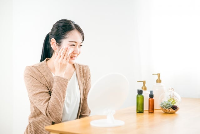 肌の拭き取りを行う女性