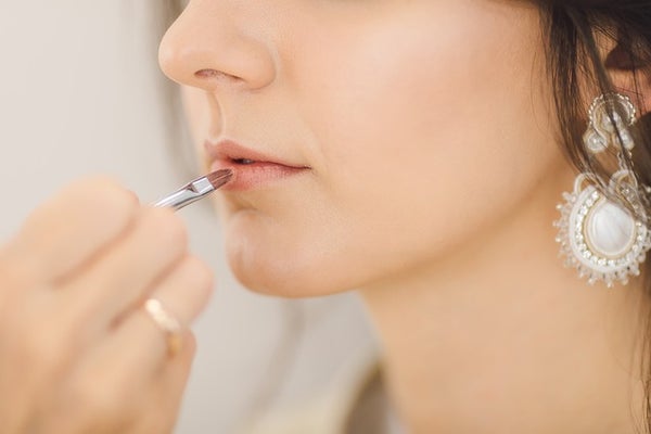 リップメイクをする女性