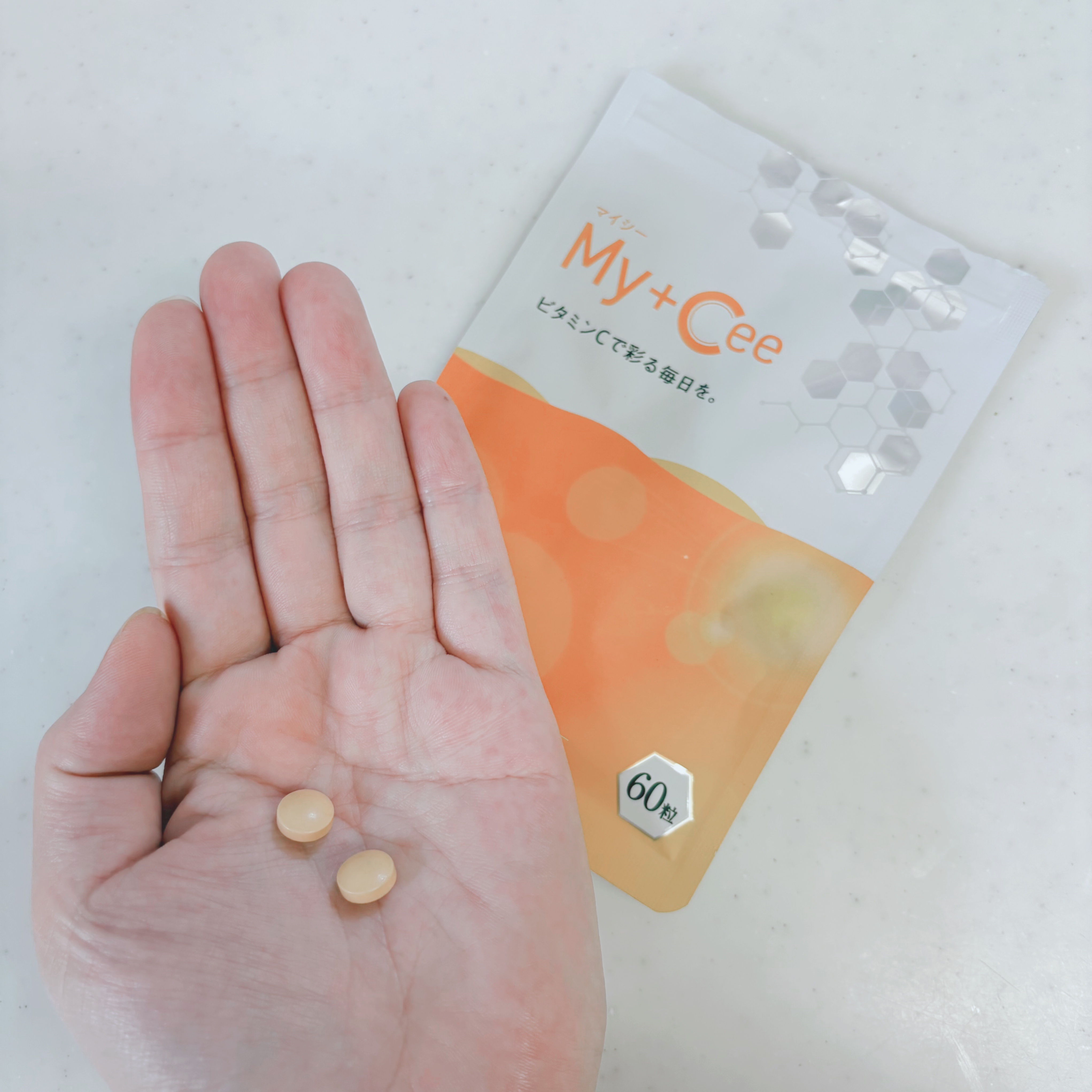 【レビューメモ】

毎朝飲んでいるビタミンCサプリ。
Amazonで安くなっている時にコチラを購入してみました！


さくらの森
My+Cee(マイシー)
60粒　2,280円


1日1回2錠をお水で飲むだけで、酸っぱい味とかもしないので