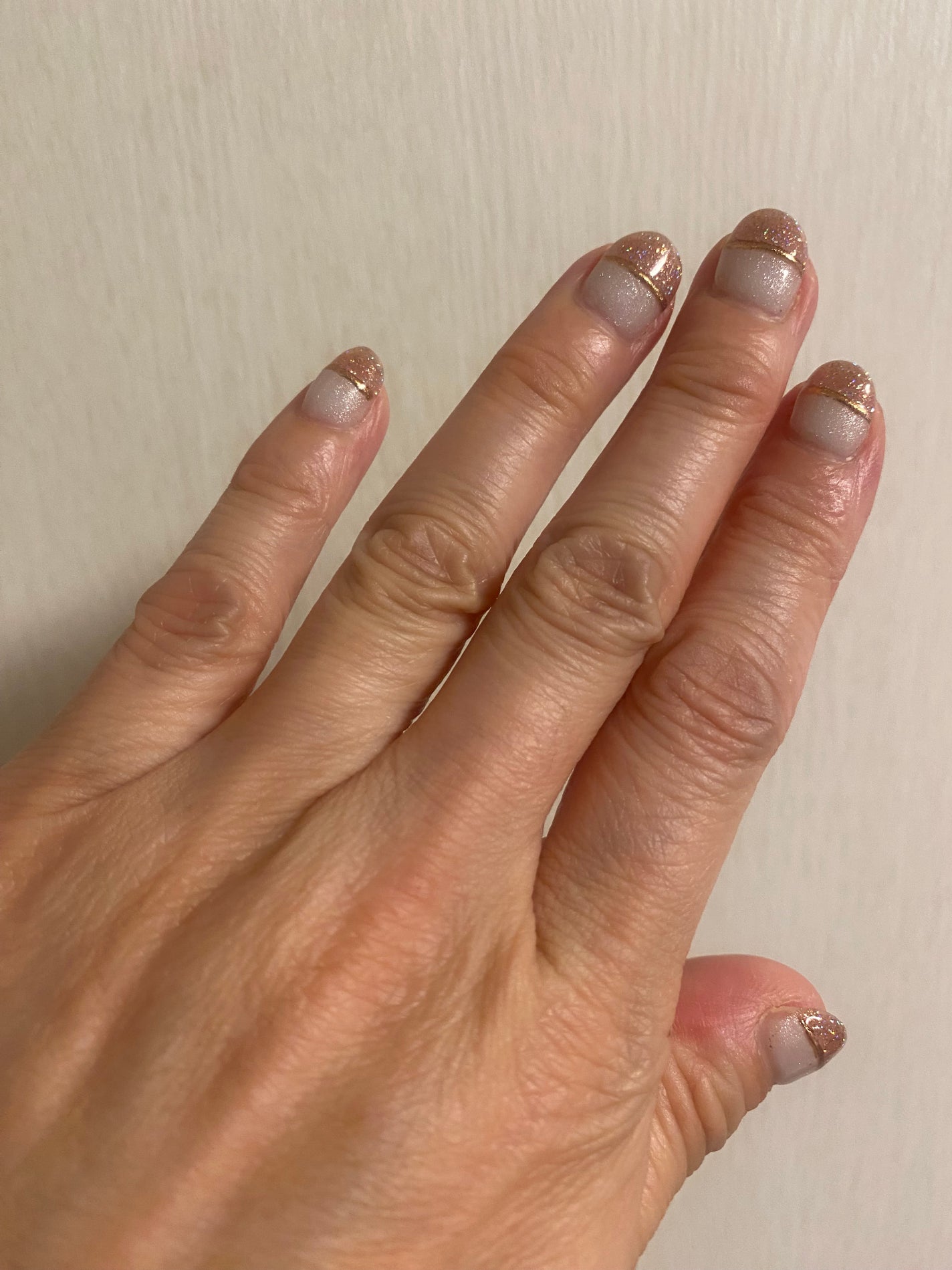 キラキラ☆ on LIPS 「#今月のネイル#雨が続いてるから#テンション上がりそうな色をチ..」(4枚目)