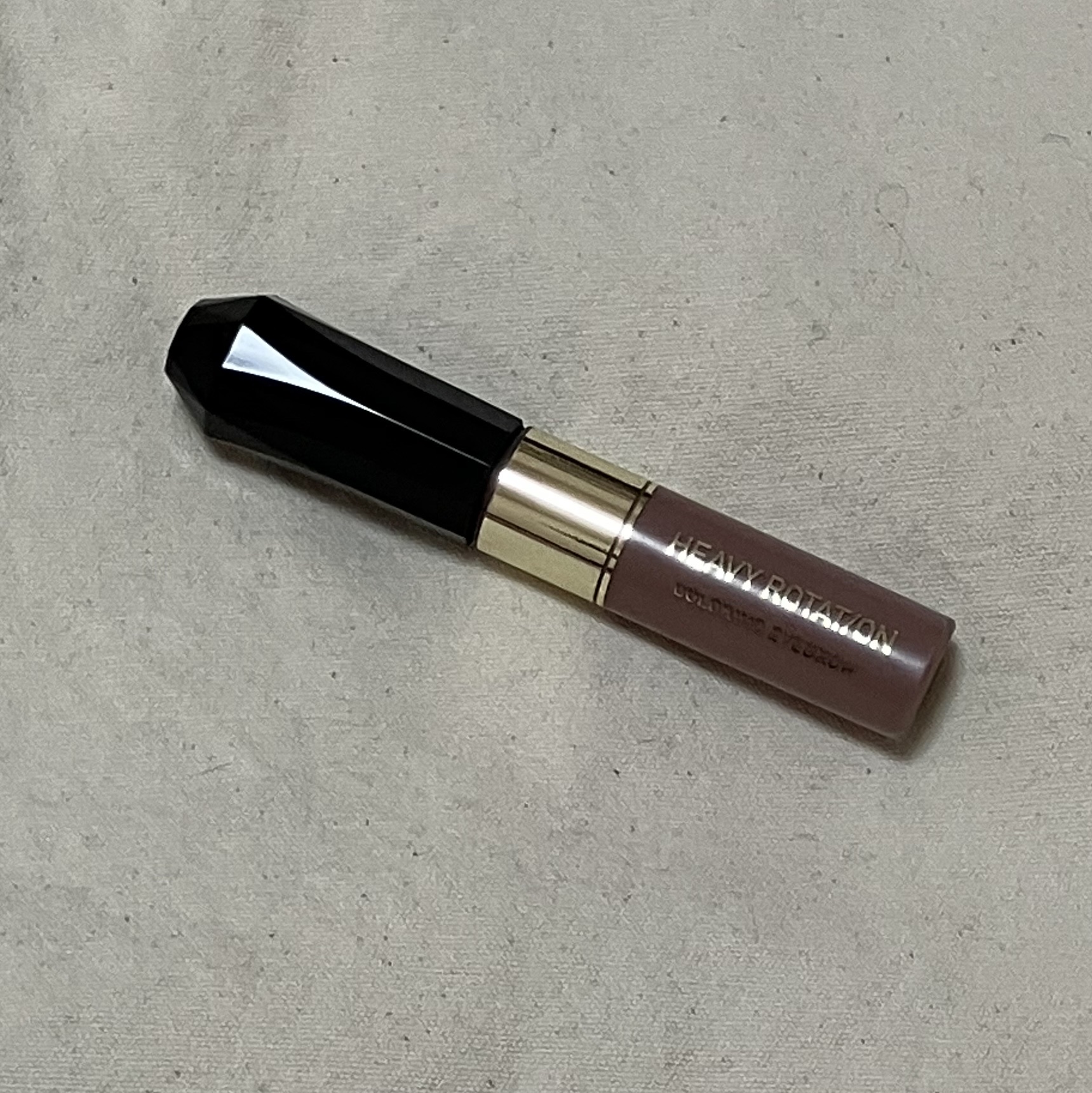 ヘビーローテーション
ヘビーローテーション カラーリングアイブロウEX

11 ダスティモーヴ

ほんのり赤みのあるグレー系のカラーです。
ニュアンスカラーのメイクが好きな方や赤みのある髪色の方にもおすすめです。
最近主流になりつつある細め