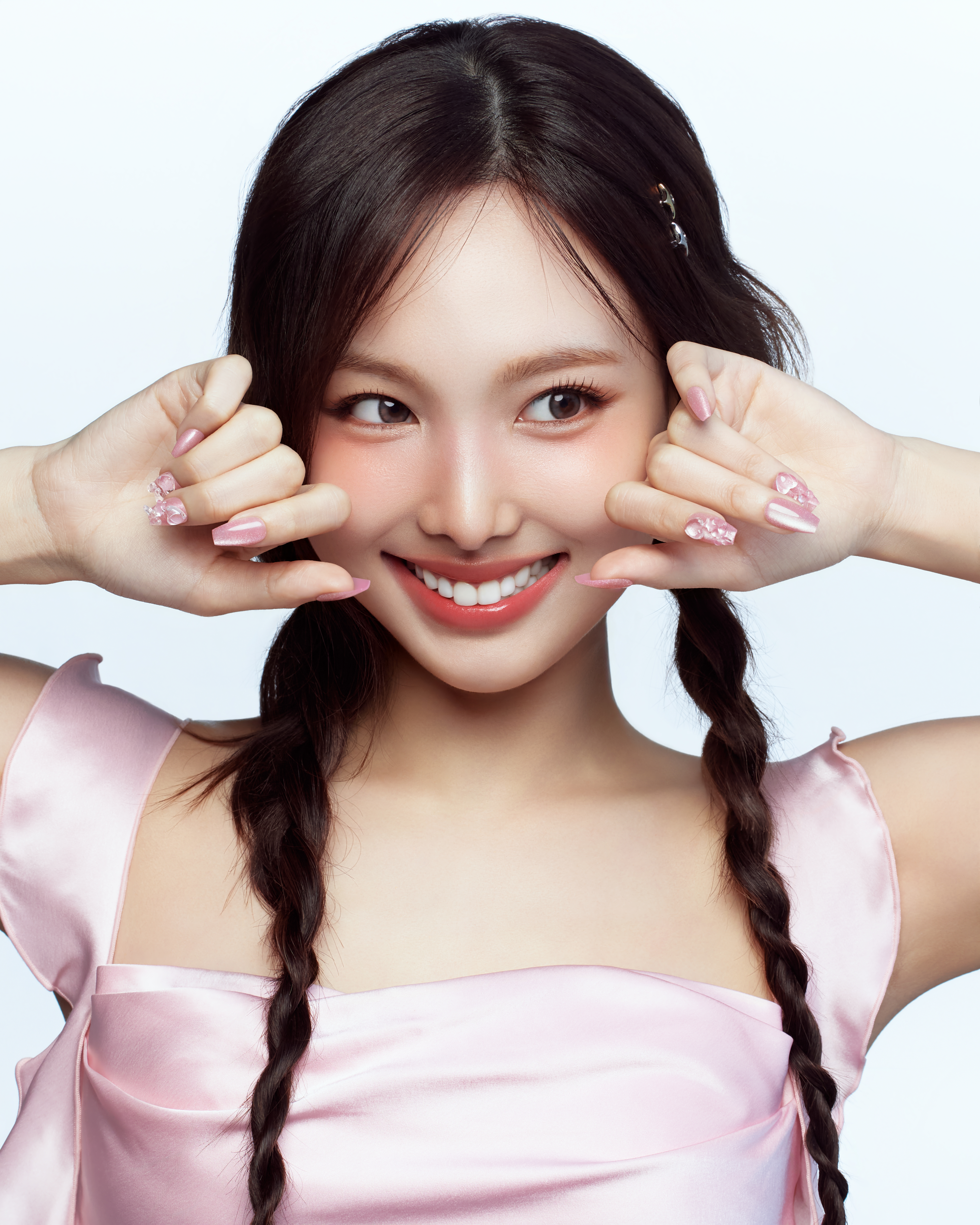 ✧✧ NAIL LOOK  with TWICE NAYEON ✧✧

炭酸みたいな清涼感🍹
ナヨンさんのネイルルックをご紹介💗

着用アイテム：『CHERRY FIZZ』
価格：2,508円（税込）
内容量：全16サイズ 40枚入り
