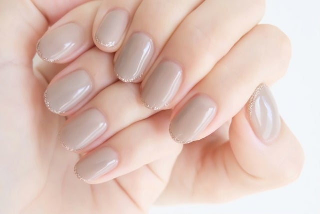 シンプルなジェルネイルをしている手