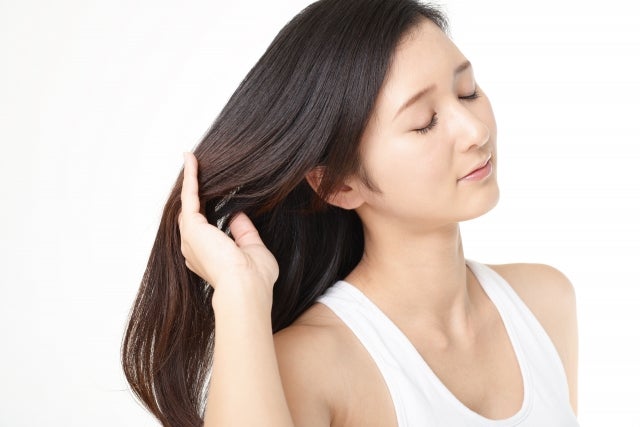 髪をかきあげる女性