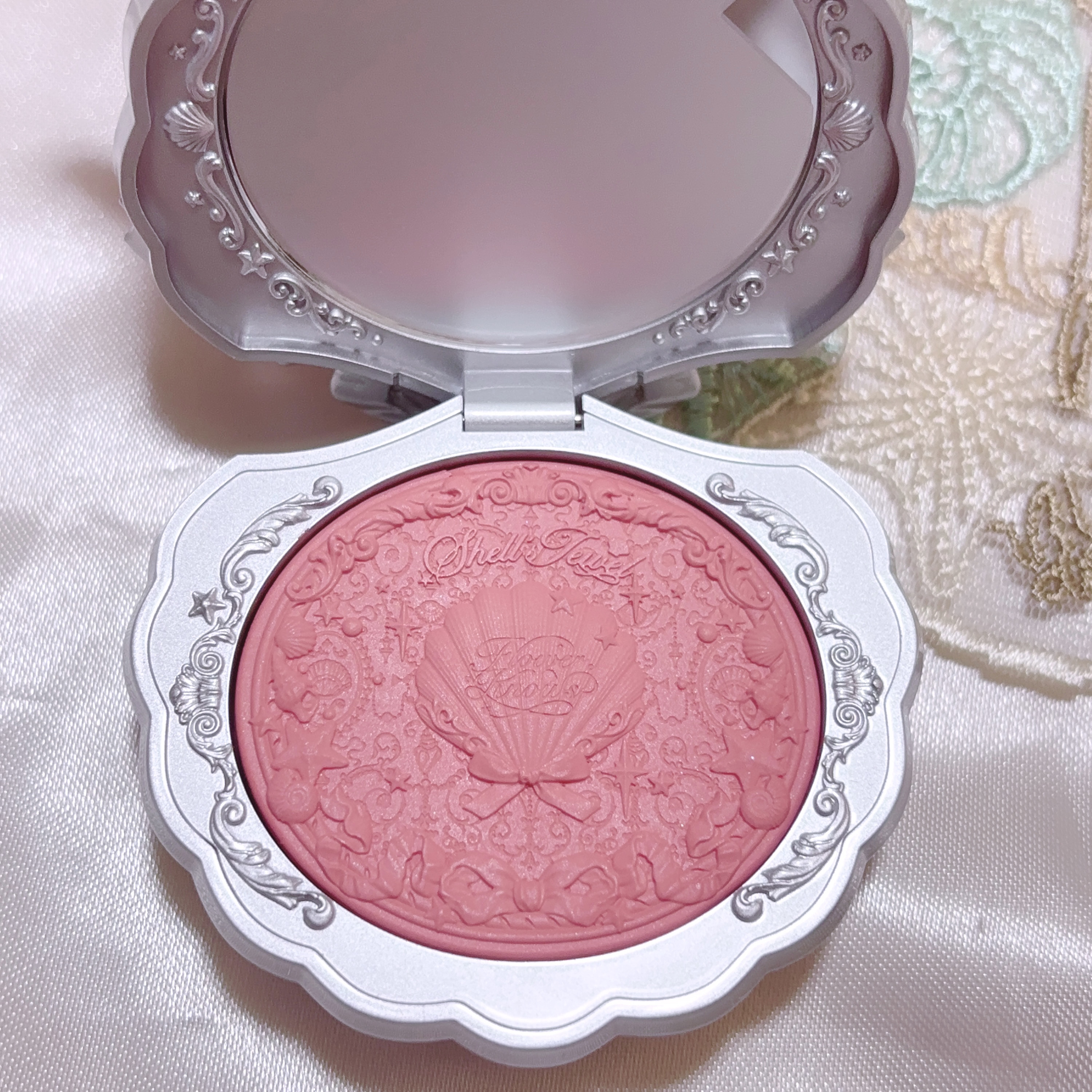 シェルズジュエルコレクション サテンチーク 03 Coral Seashell/FlowerKnows/パウダーチークを使ったクチコミ（3枚目）