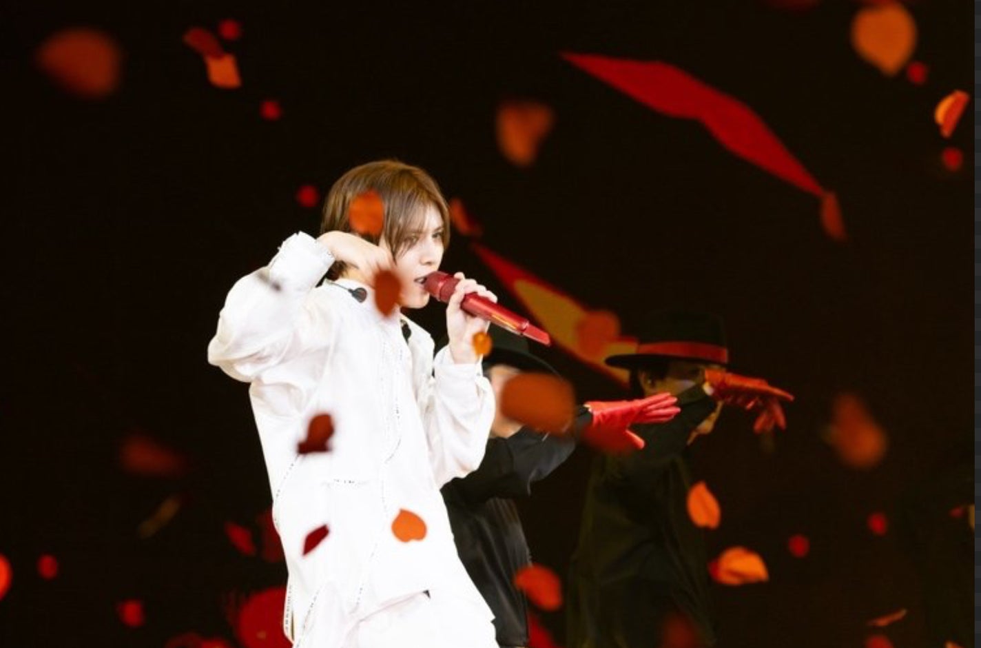 Ryouske_Yamada・RED on LIPS 「山田涼介のREDのライブ映像尊い❣️コメント待ってます❣️..」(4枚目)