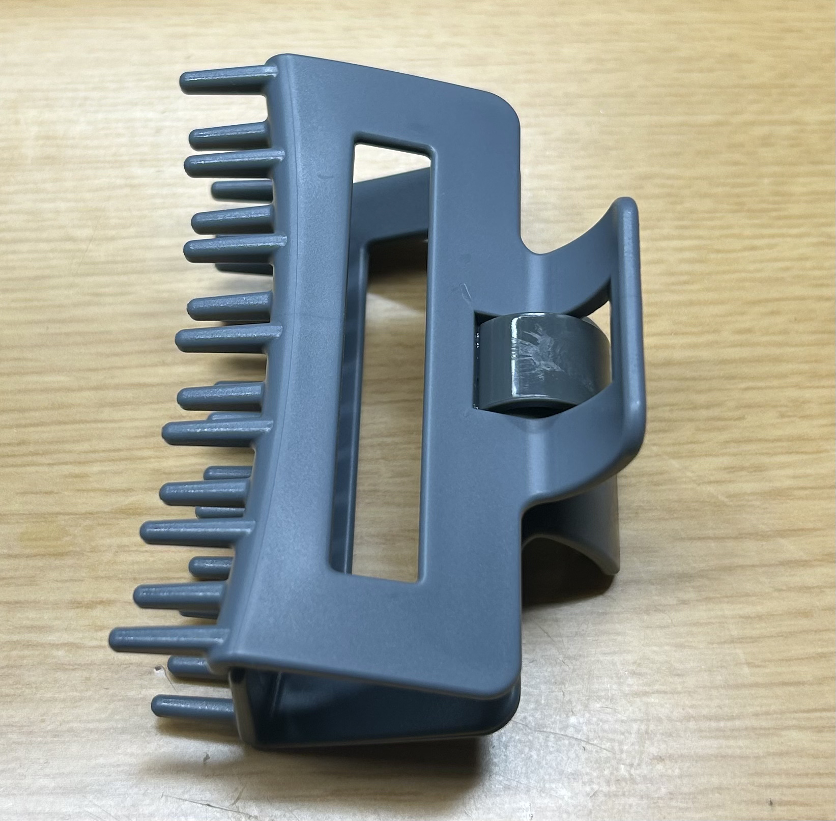 髪になじませるトリートメントコームつきヘアクリップ / セリア