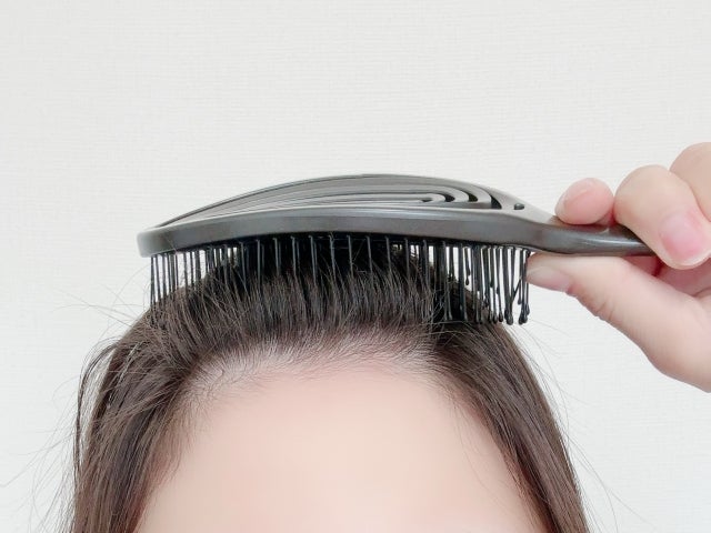 髪をとかす様子