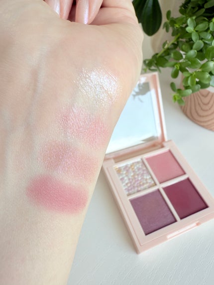 レブロン ダズル アイシャドウ クアッド/REVLON/アイシャドウパレットを使ったクチコミ(2枚目)