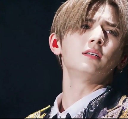 Ryouske_Yamada・RED on LIPS 「ライブの山田涼介が尊い❣️いいねと、コメント待ってまーす♪..」(5枚目)