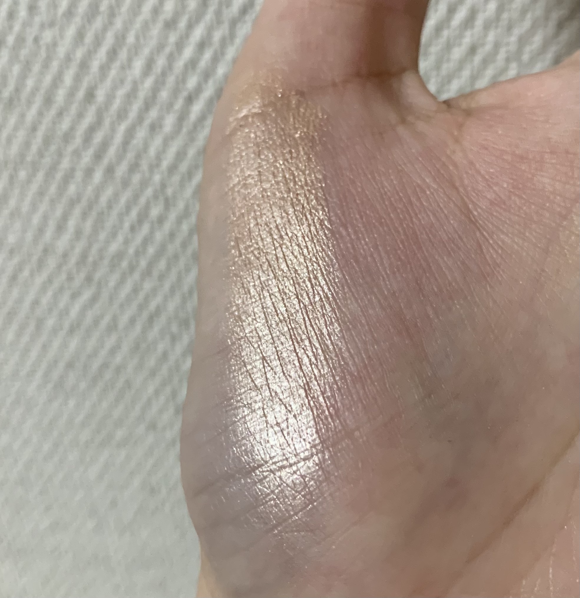 highlighter topper/r.e.m.beauty/プレストパウダーを使ったクチコミ（3枚目）