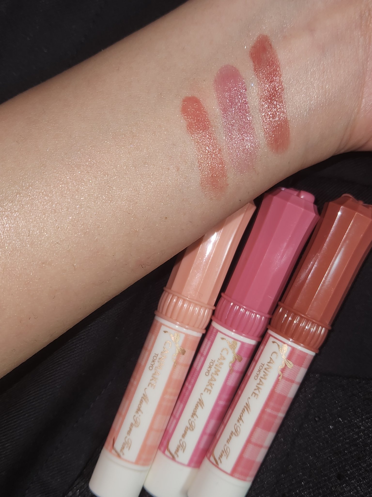 ブルベ冬的　むちぷるティントおすすめカラー

キャンメイク　むちぷるティント
は、全体的に発色が良くて元の唇を覆ってくれる。
スースー感もいい。
ただ、その分パーソナルカラー外れると悲惨。
02モモ
イエベ春のコーラルピンクだけど、明るい色