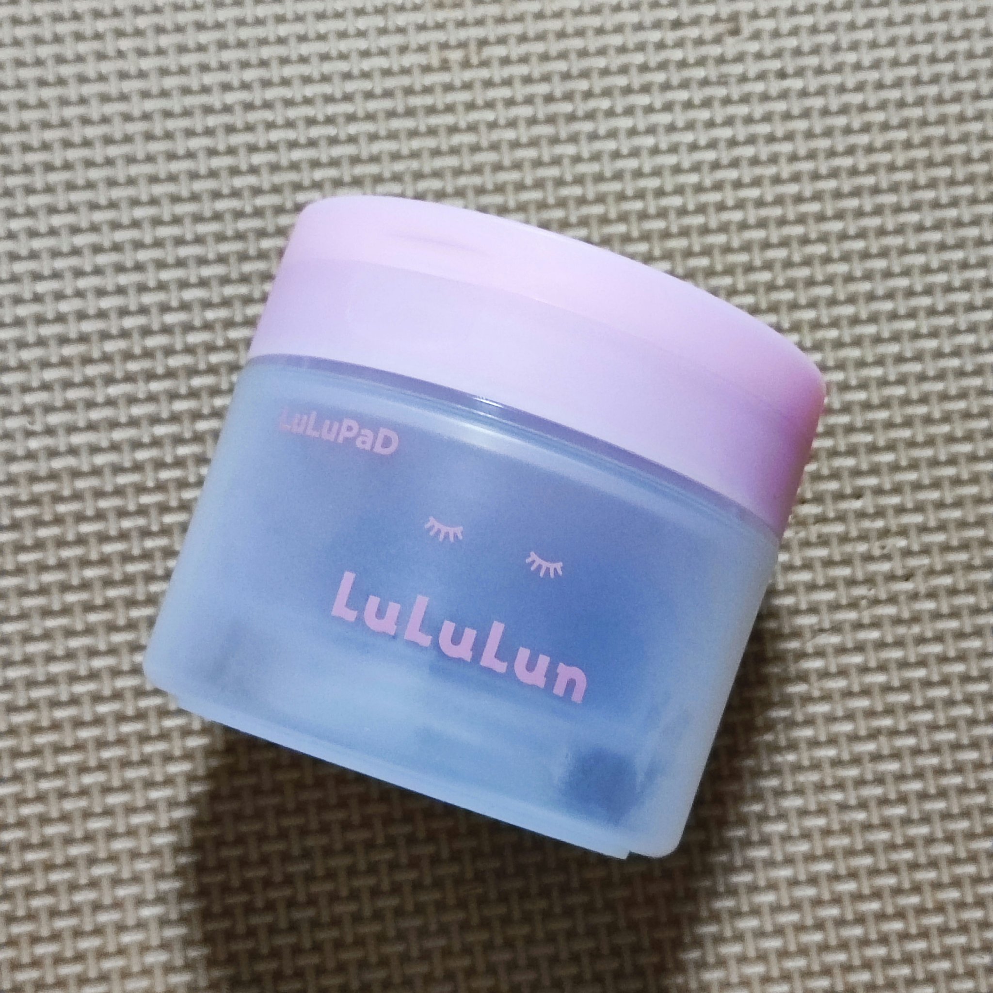 以前、LIPS様を通していただいたLULULUN化粧水パッド
使い切りました🙌✨

見た目も可愛く匂いもよい
スキンケア時の癒しになるアイテムでした！
日常使いに最高！
ただし、なにかのはずみで横になっちゃうと液漏れすることも……なので持