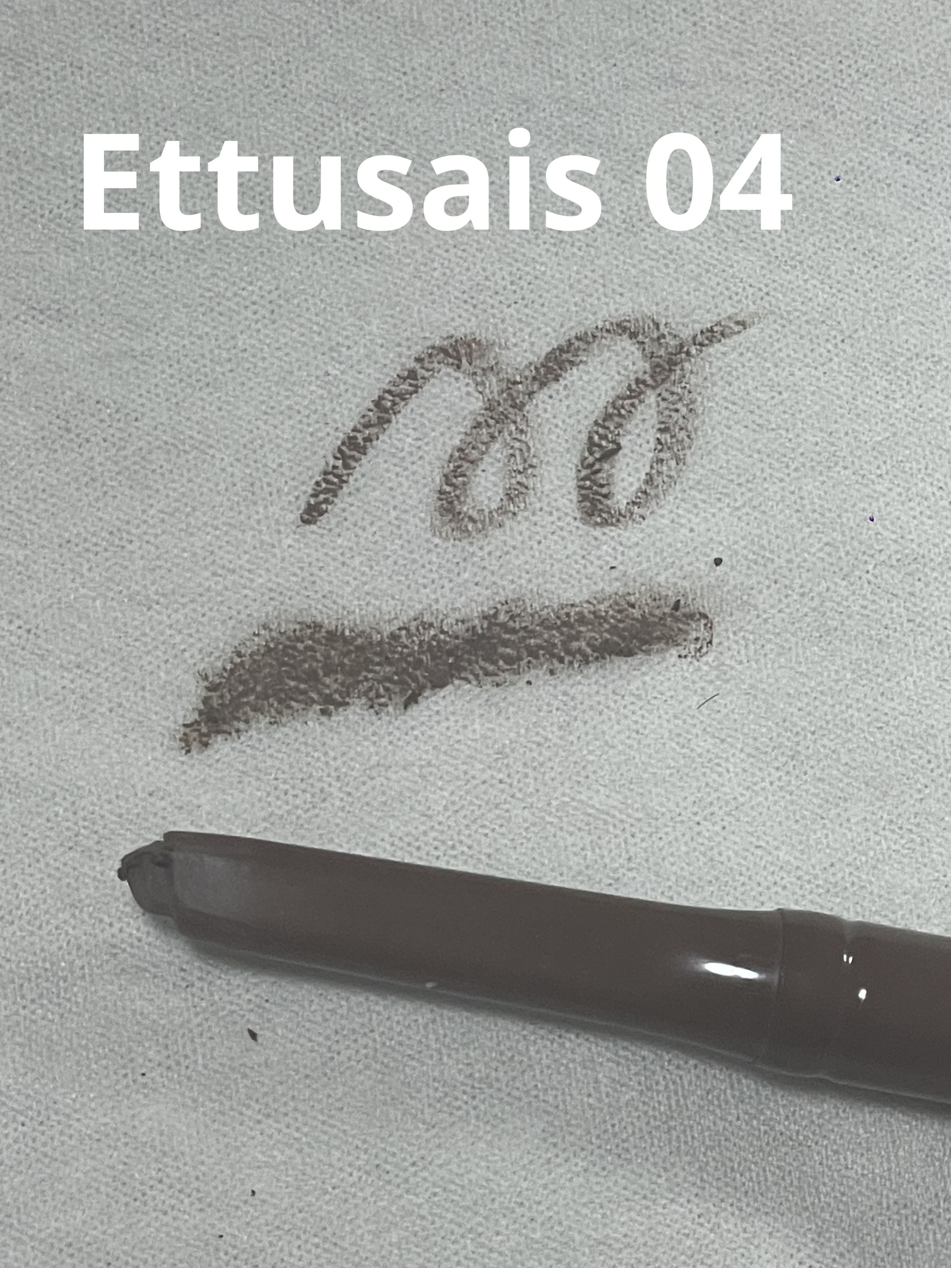 ettusais ブロウライナー 04 アッシュグレー

アッシュグレーと言いつつ、思ったより茶色で使いやすいアイブロウでした。

赤み、黄みはいらない、って人におすすめです！

芯は太め柔らかめでした。ナチュラルな仕上がりだと思います。
