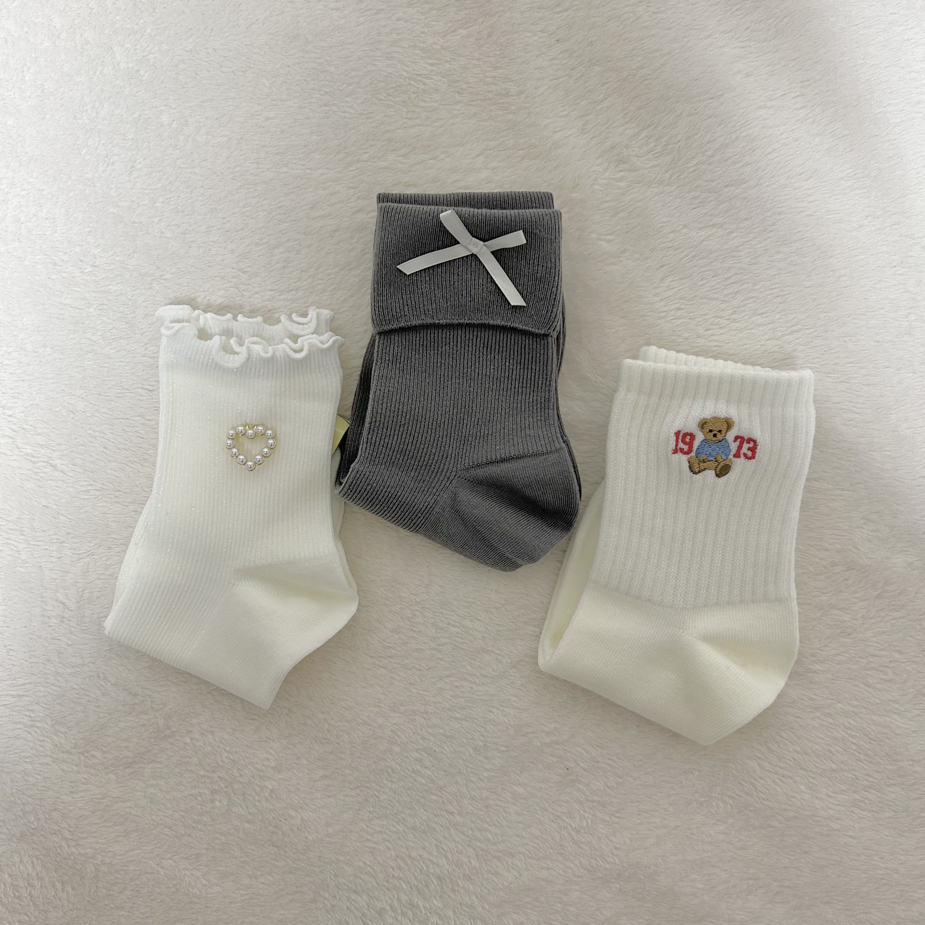 tutuanna

朝の忙しい時間に靴下を選ぶささやかな時間
そんな朝の時間をもっと大事にしていきたい😌

tutuannaは可愛い靴下がたくさんあって3足セットを選ぶのも楽しいですよね〜🙂‍↕️✨

なんだかんだ服に合わせやすい白が多