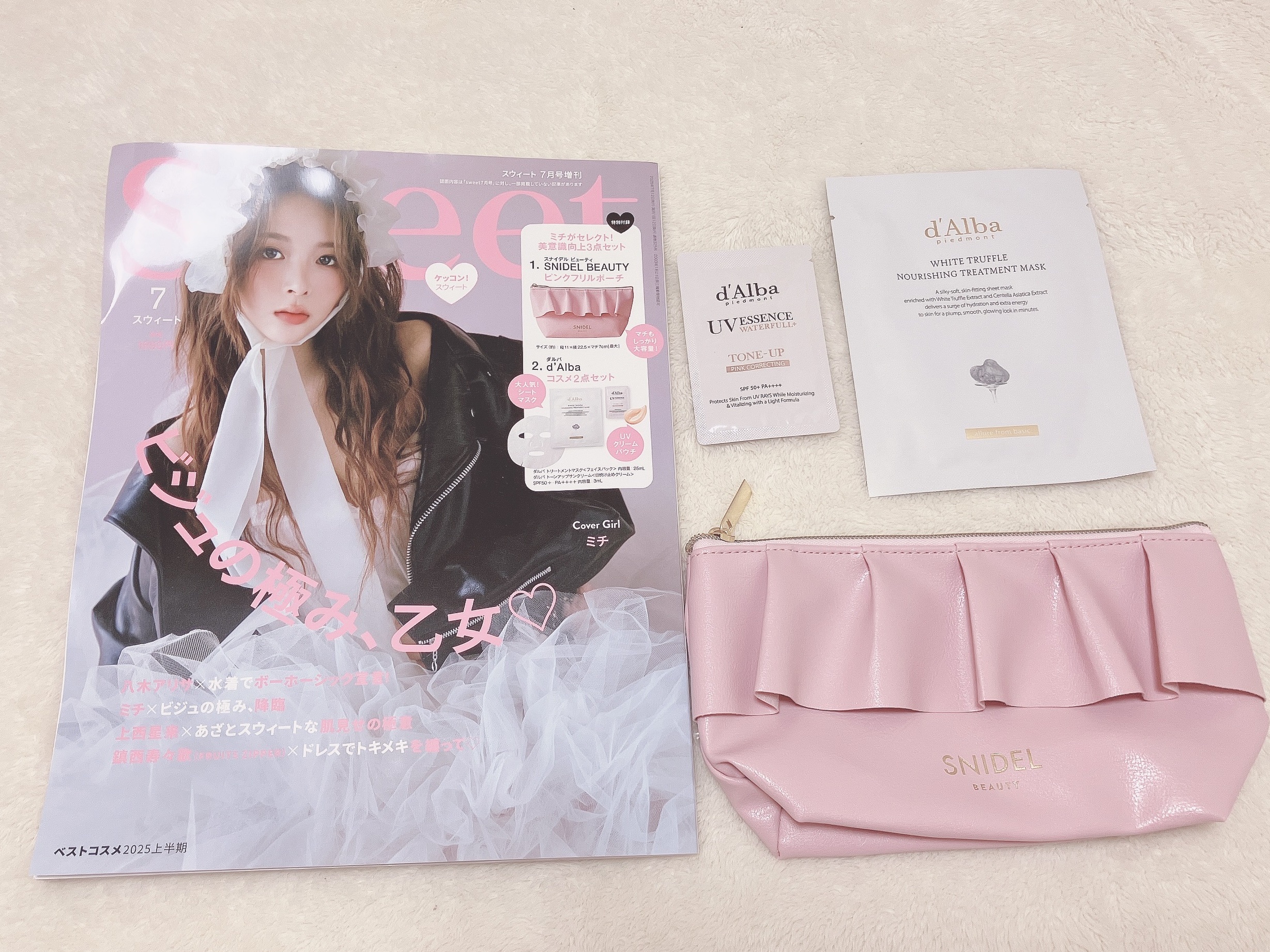 ＿＿＿♥

Sweet 7月号⸜❤︎⸝

付録にダルバのホワイトトリュフナリシングトリートメントマスク、ウォータフルトーンアップサンクリームのピンクと可愛いフリルのポーチがついてきました🐇🌷

ダルバはミスト化粧水を使っているのでライン