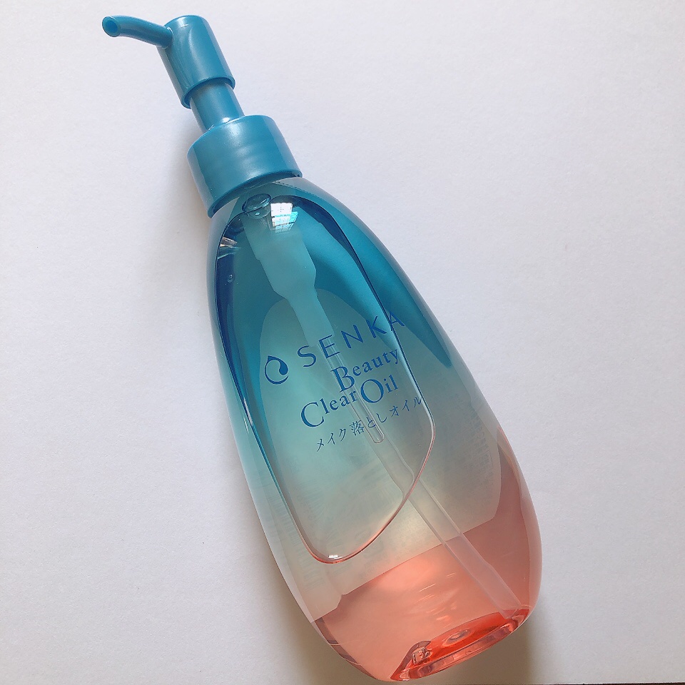 SENKA  ビューティークリアオイル

とろっとしたテクスチャーのオイルクレンジング
メイクはちゃんと落ちるのにつっぱり感がなくて洗い上がりがしっとりとするところがポイント
前日のメイクをしっかり落として次の日の化粧ノリを整えます！
