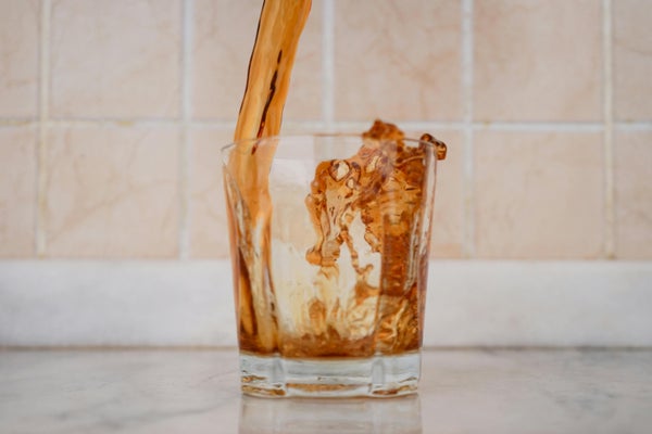 グラスに飲み物を注ぐ様子