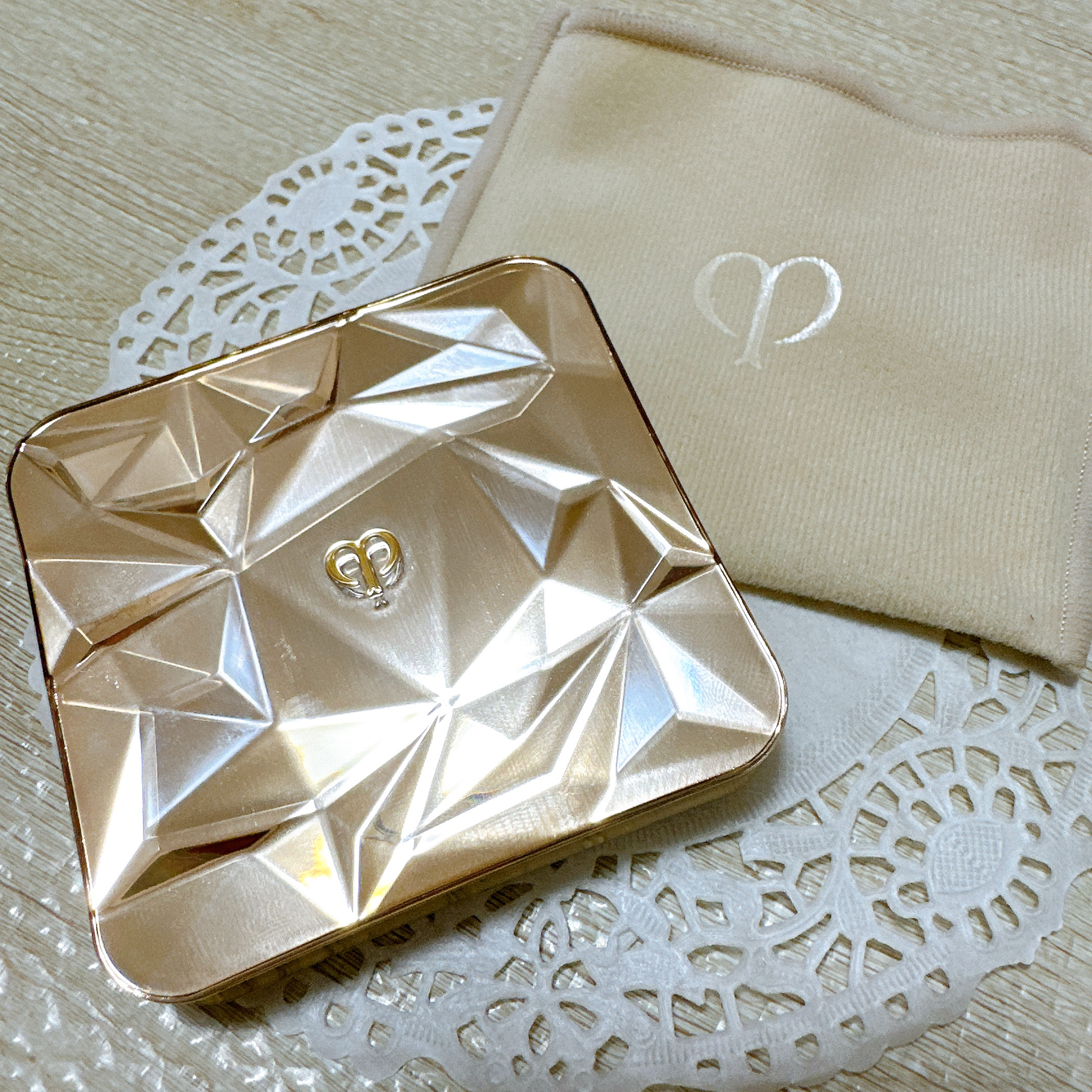 ル・レオスールデクラ /クレ・ド・ポー ボーテ/パウダーハイライトを使ったクチコミ（2枚目）