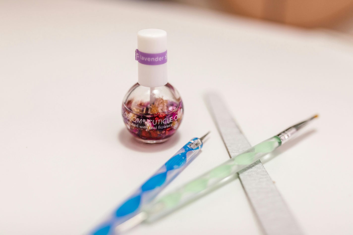 ネイルオイルとネイルアート用ブラシとファイル