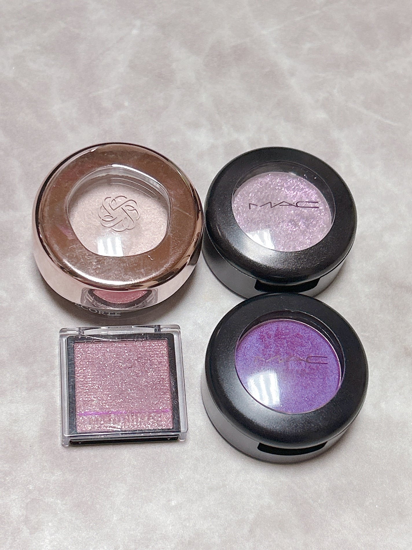 ししゃみ 𑁊^. ̫ .^𑁊 on LIPS 「💜#今日のアイシャドウベースにアイグロウジェム02Gメインにマ..」(1枚目)