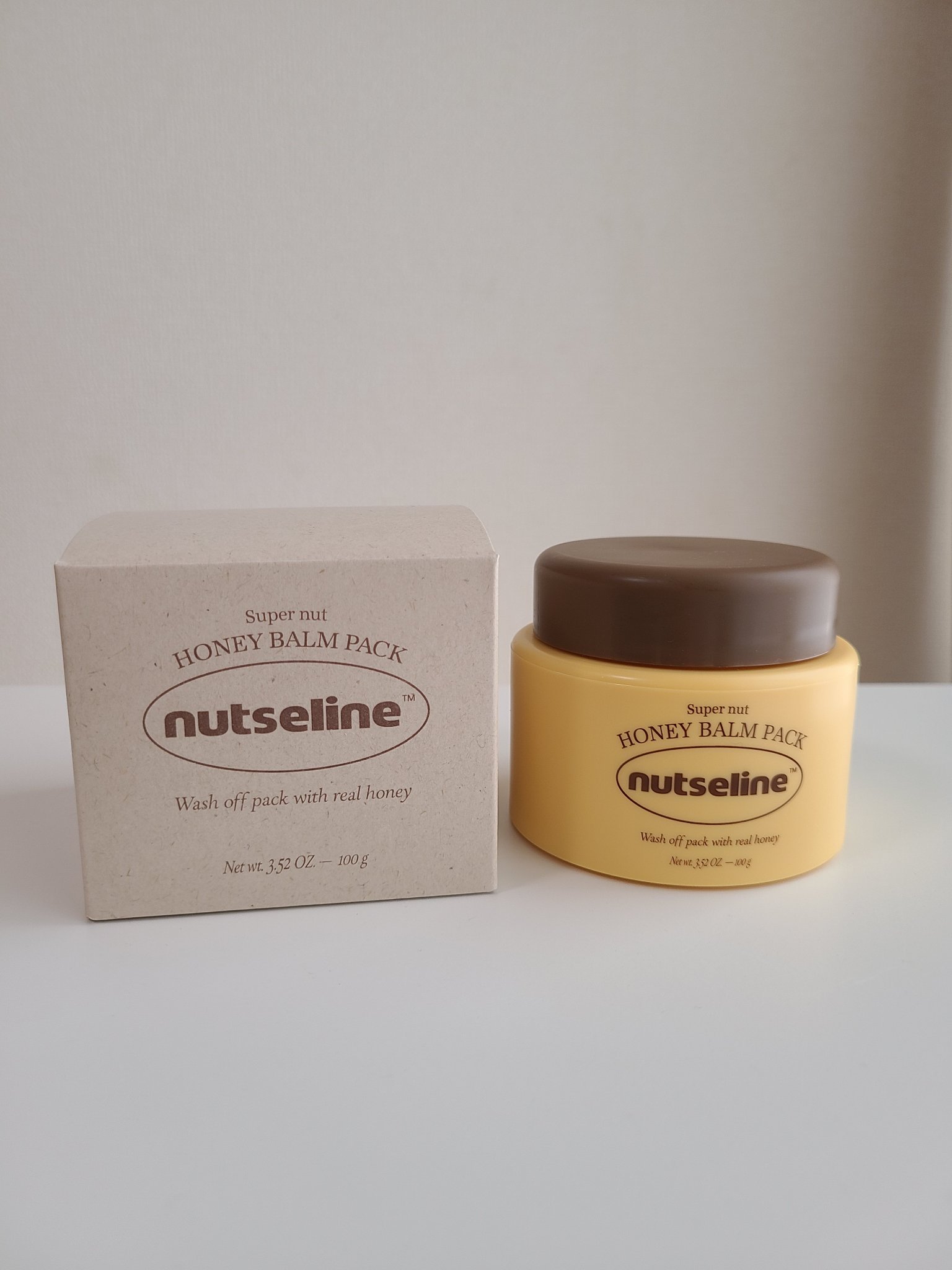 ナッセリンの蜂蜜バームパックでリラックスナイト🍯

 最近、ナッセリンの蜂蜜バームパックを使ってみたよ🐝 

お風呂上がりにササッと塗って、5分後に洗い流すだけで、肌がしっとりモチモチに感じたよ✨

蜂蜜の甘い香りに包まれて、リラックス