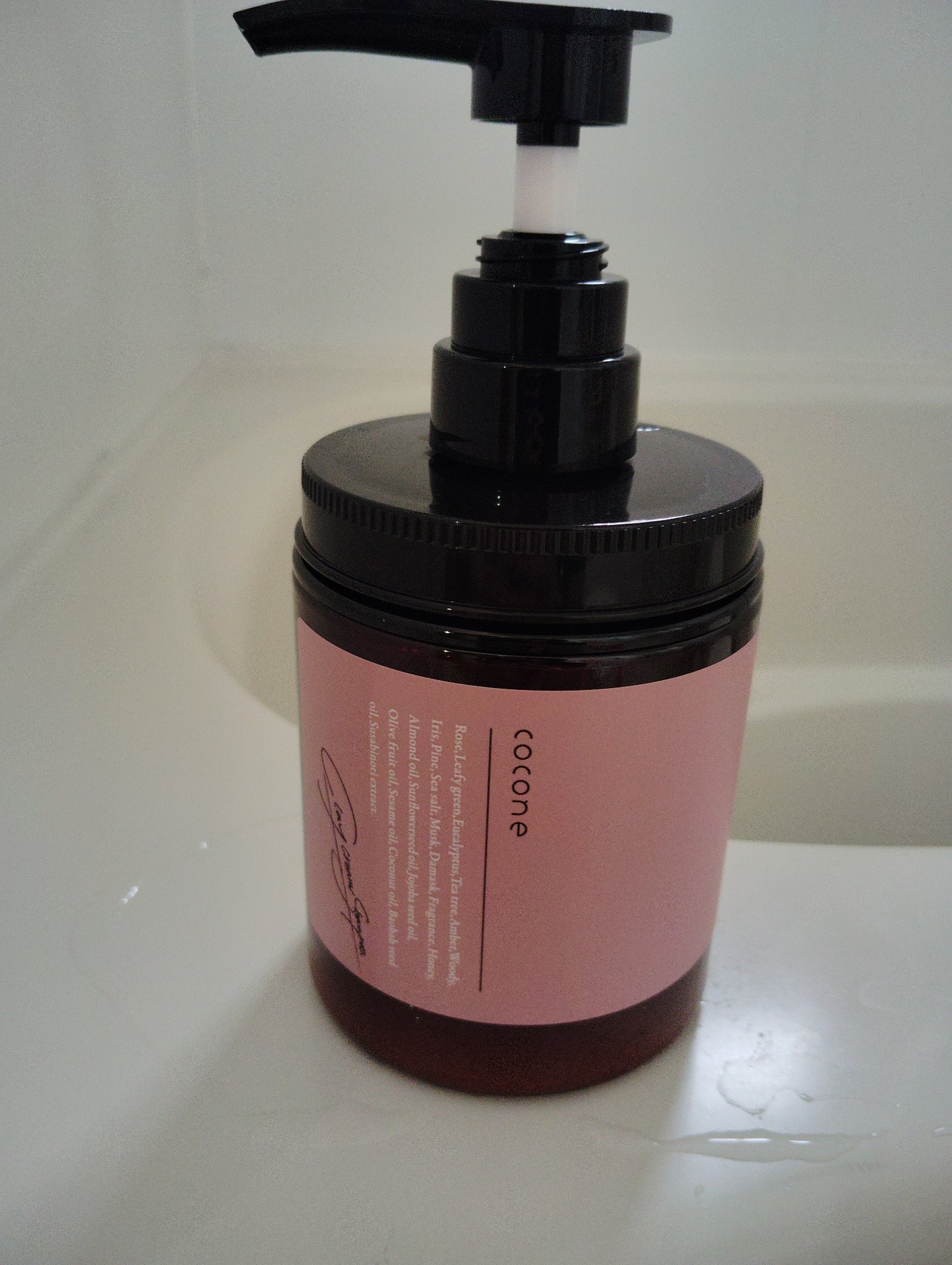 クレイクリームシャンプー

ずっと気になってて、初めての買い物半額セールしていたので購入してみた
泡立たないシャンプー
トュルントュルンの髪を期待して買いました

シャンプーしてみて、スッとした感じがして、地肌マッサージしながら洗います。確