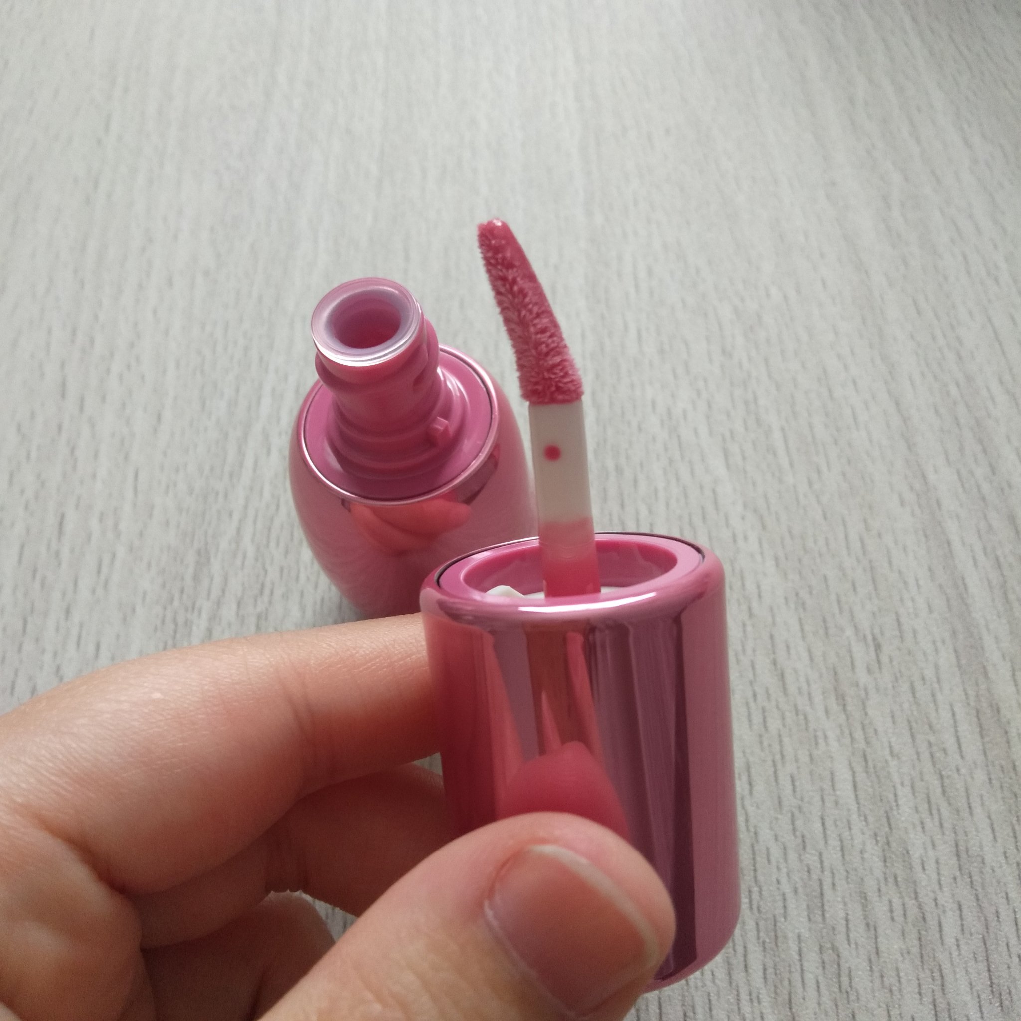 フィー 3Dボリューミンググロス/fwee/リップグロスを使ったクチコミ（2枚目）