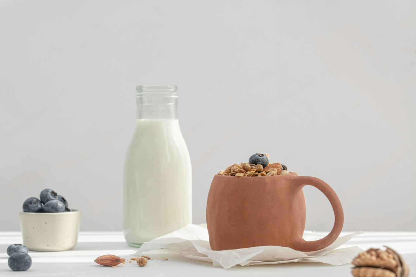 ミルクとポットに入った穀物