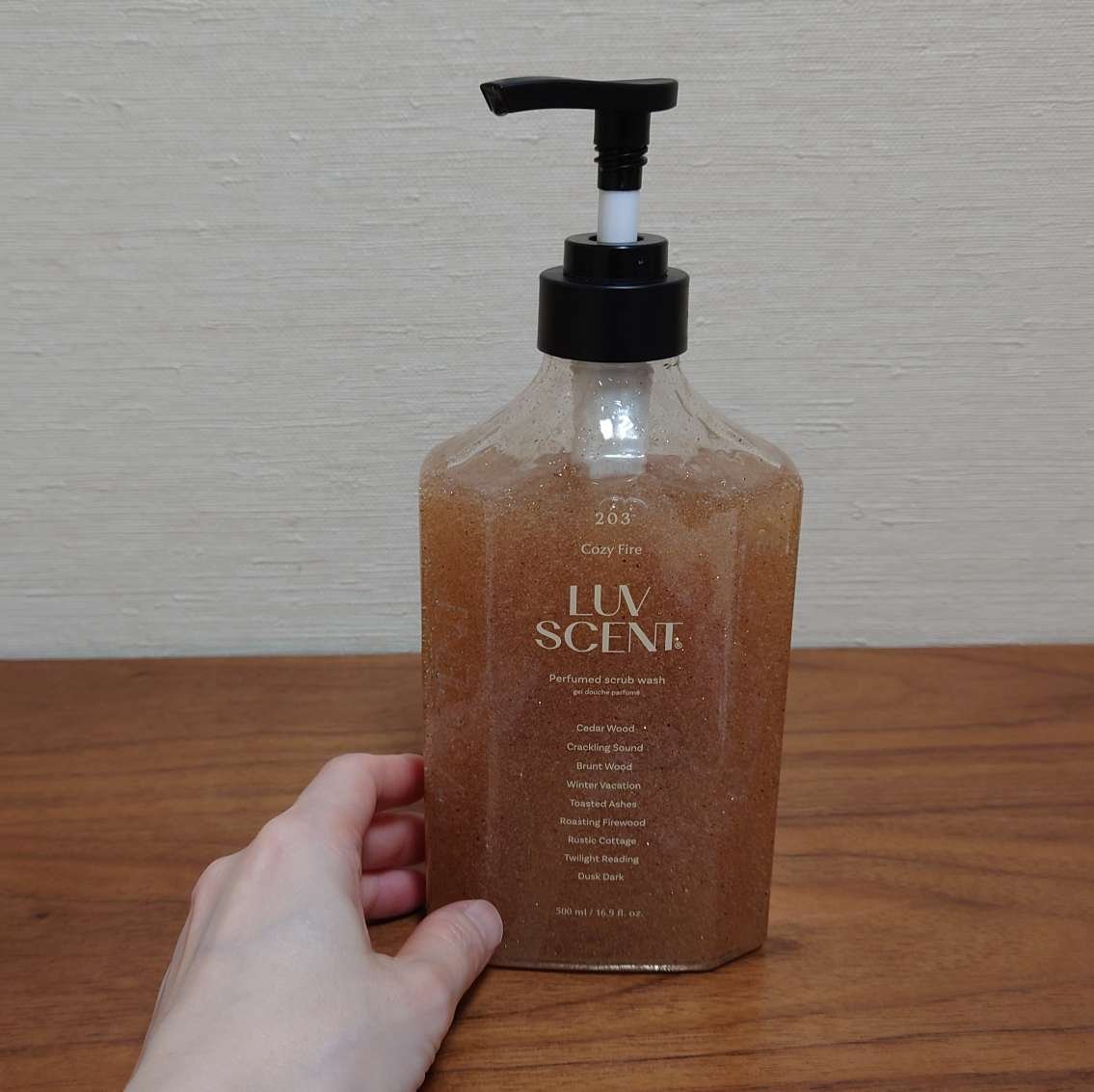 スクラブボディウォッシュ コージーファイヤー シダーウッド/LUV SCENT/ボディスクラブを使ったクチコミ（1枚目）