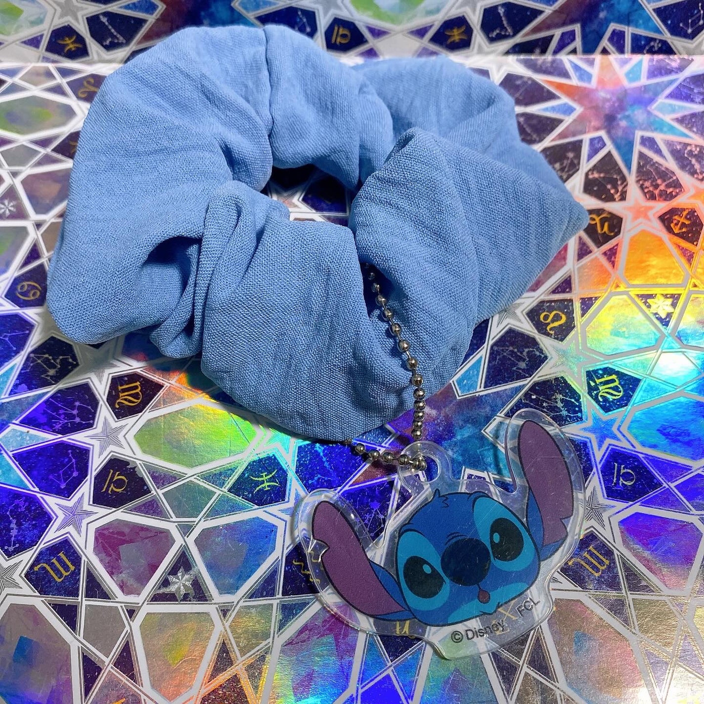 宙 on LIPS 「今キャンドゥで販売中のスティッチキーホルダー。をシュシュにつけ..」(4枚目)