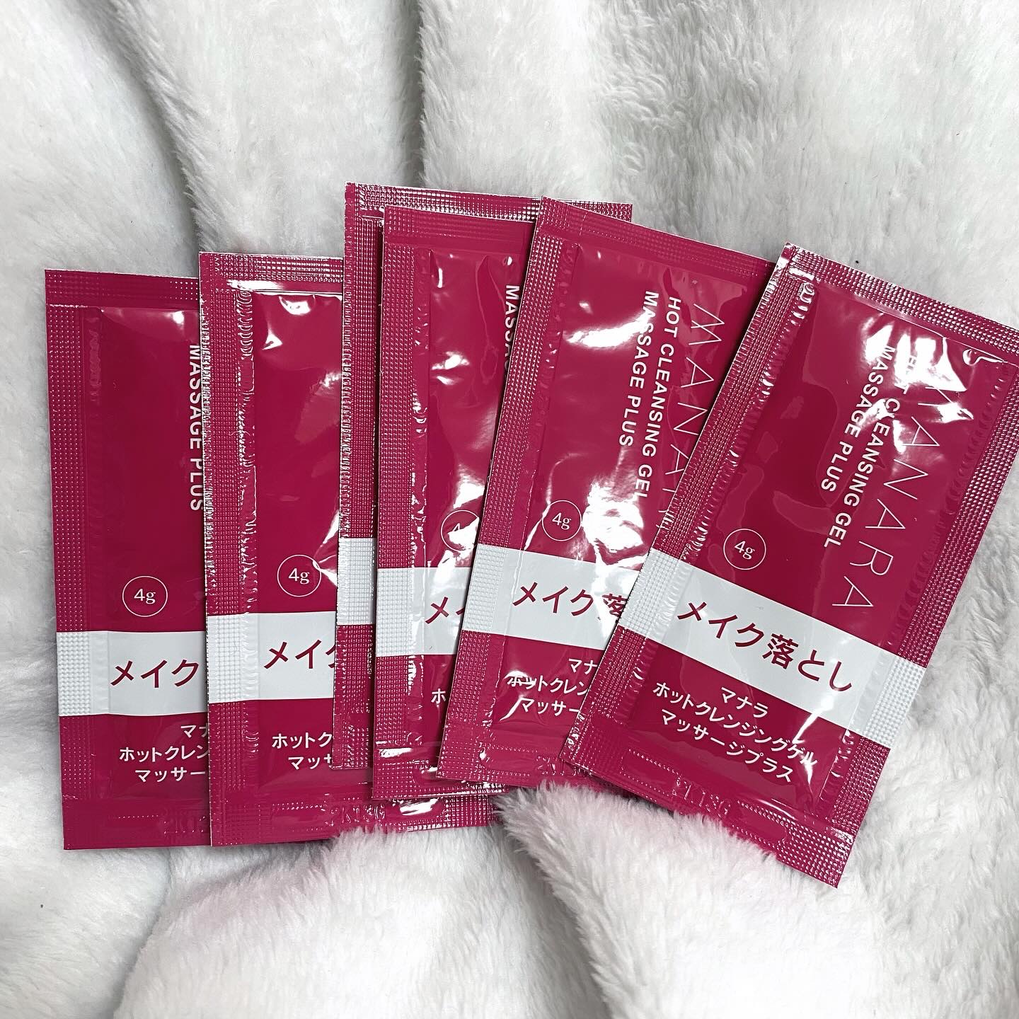 ずっと気になってたマナラ ホットクレンジングゲル マッサージプラスを使ってみた😊🫶💕
サンプル7日分があったからまずはそっちにしてみたんです〜！

マナラ ホットクレンジングゲルは、温感タイプのジェルで
クレンジングとスキンケアを同時