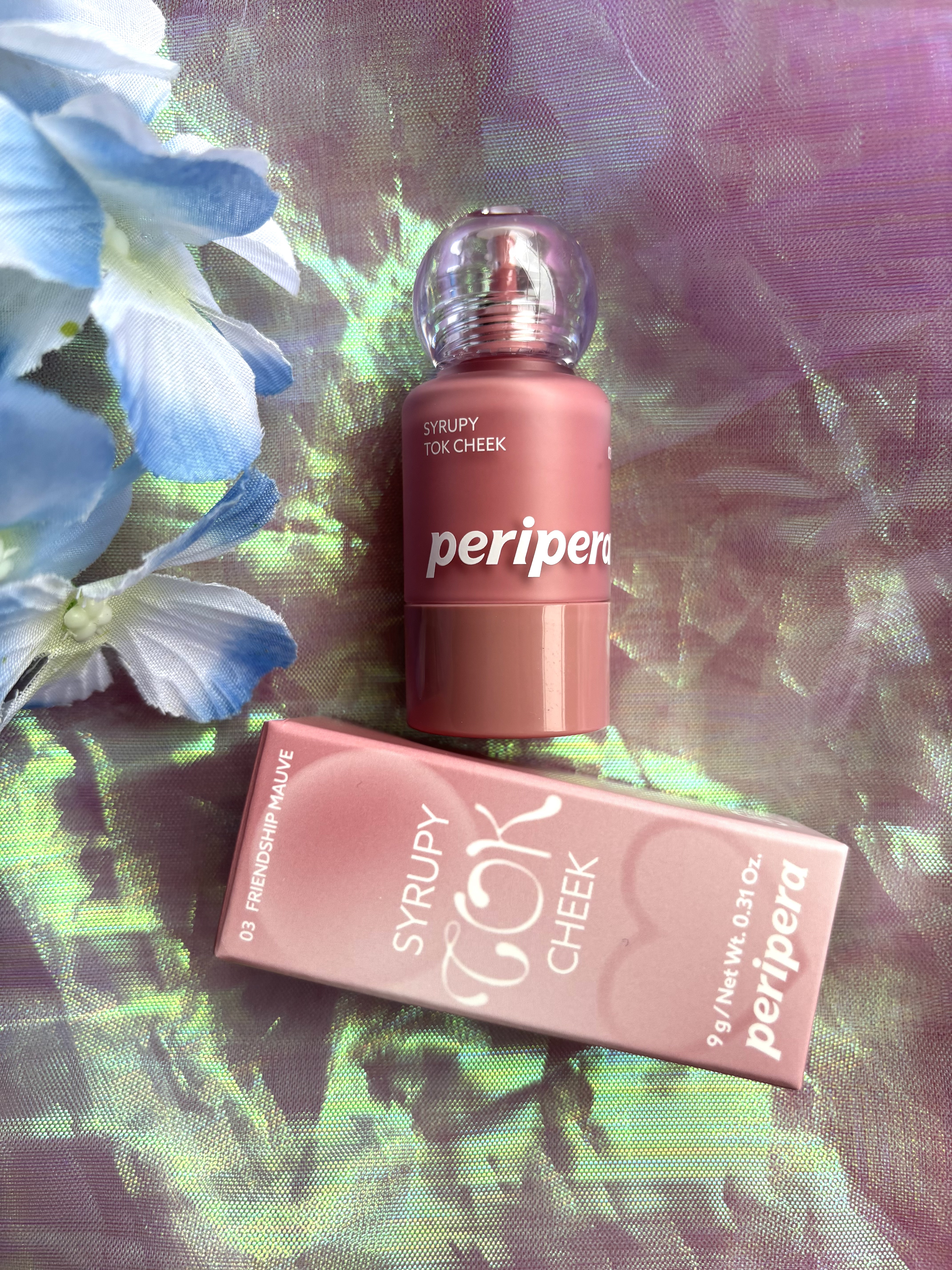 【モーブに愛をたっぷり込めて？愛が溢れるモーブピ
ンク】

03愛情満タンモーブ


トン！っとふっくら血色を演出するシロッピートックチーク！

クリアにふっくら演出される血色ツヤ。

透明感あふれるシロップテクスチャー。

一滴、ポタっ！