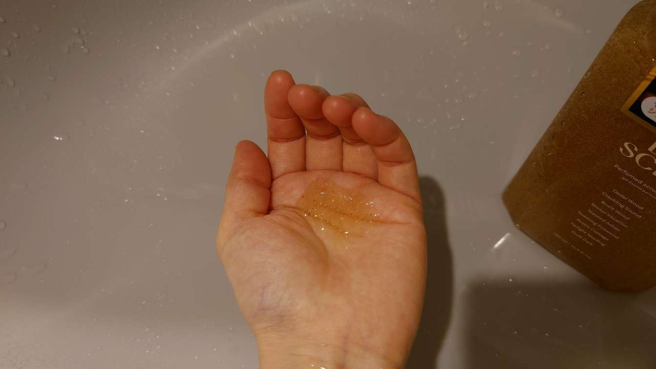 スクラブボディウォッシュ コージーファイヤー シダーウッド/LUV SCENT/ボディスクラブを使ったクチコミ(2枚目)