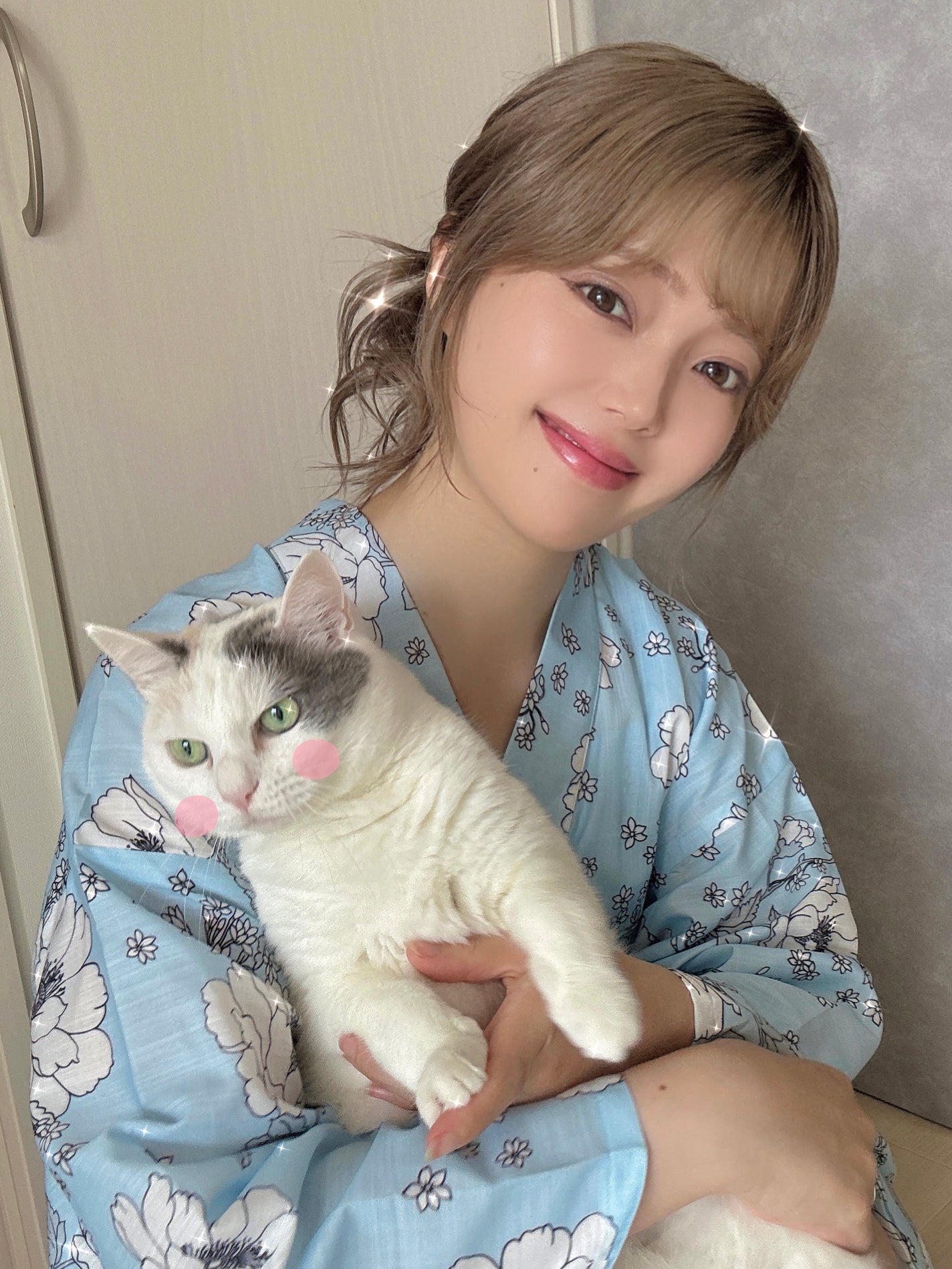 あかり on LIPS 「韓国アイドルも使う、トレンドカラーカラコンがQoo10でデビュ..」(4枚目)