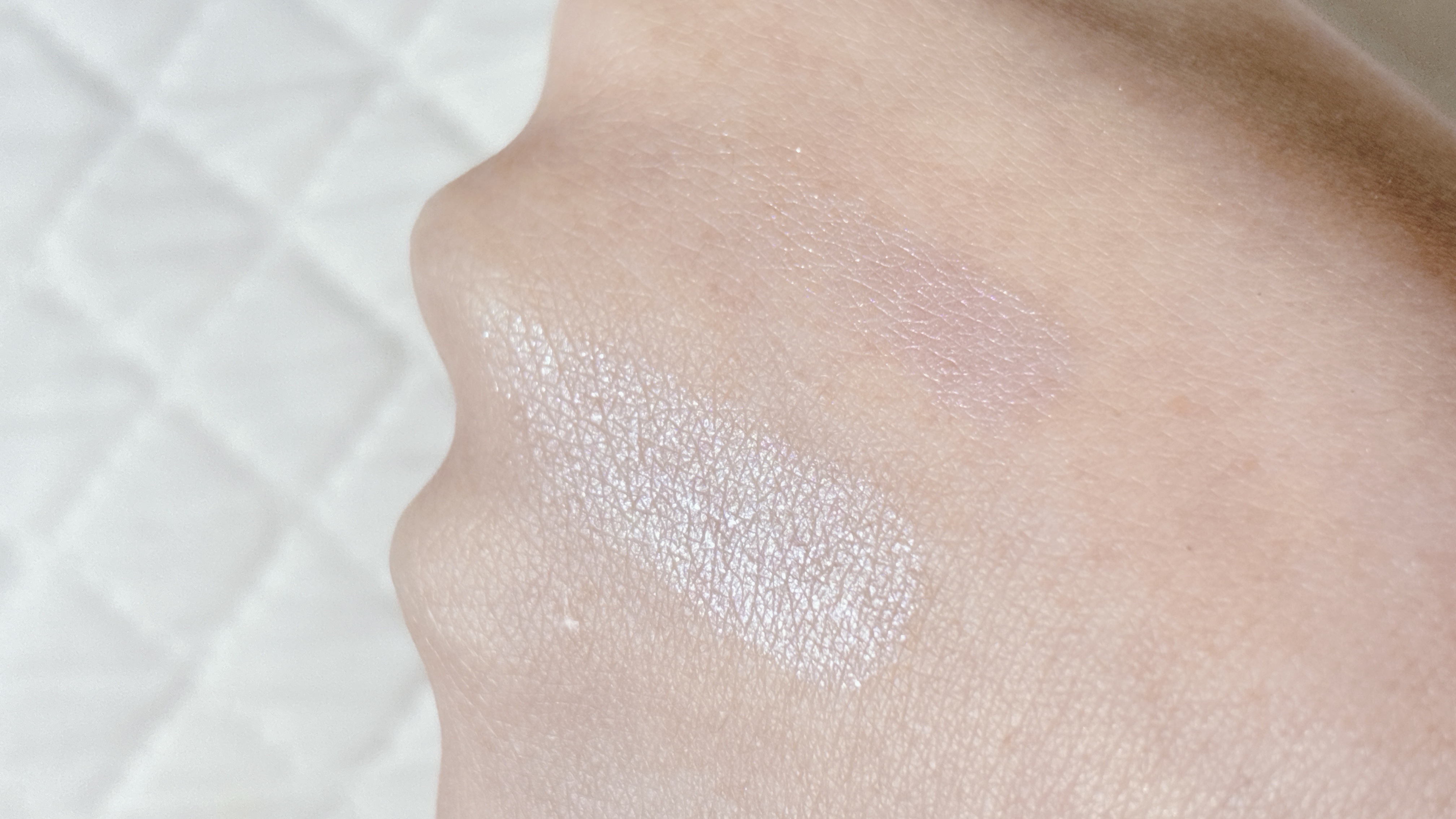 パールグロウハイライト 03 オーロラミント/CEZANNE/パウダーハイライトを使ったクチコミ（2枚目）