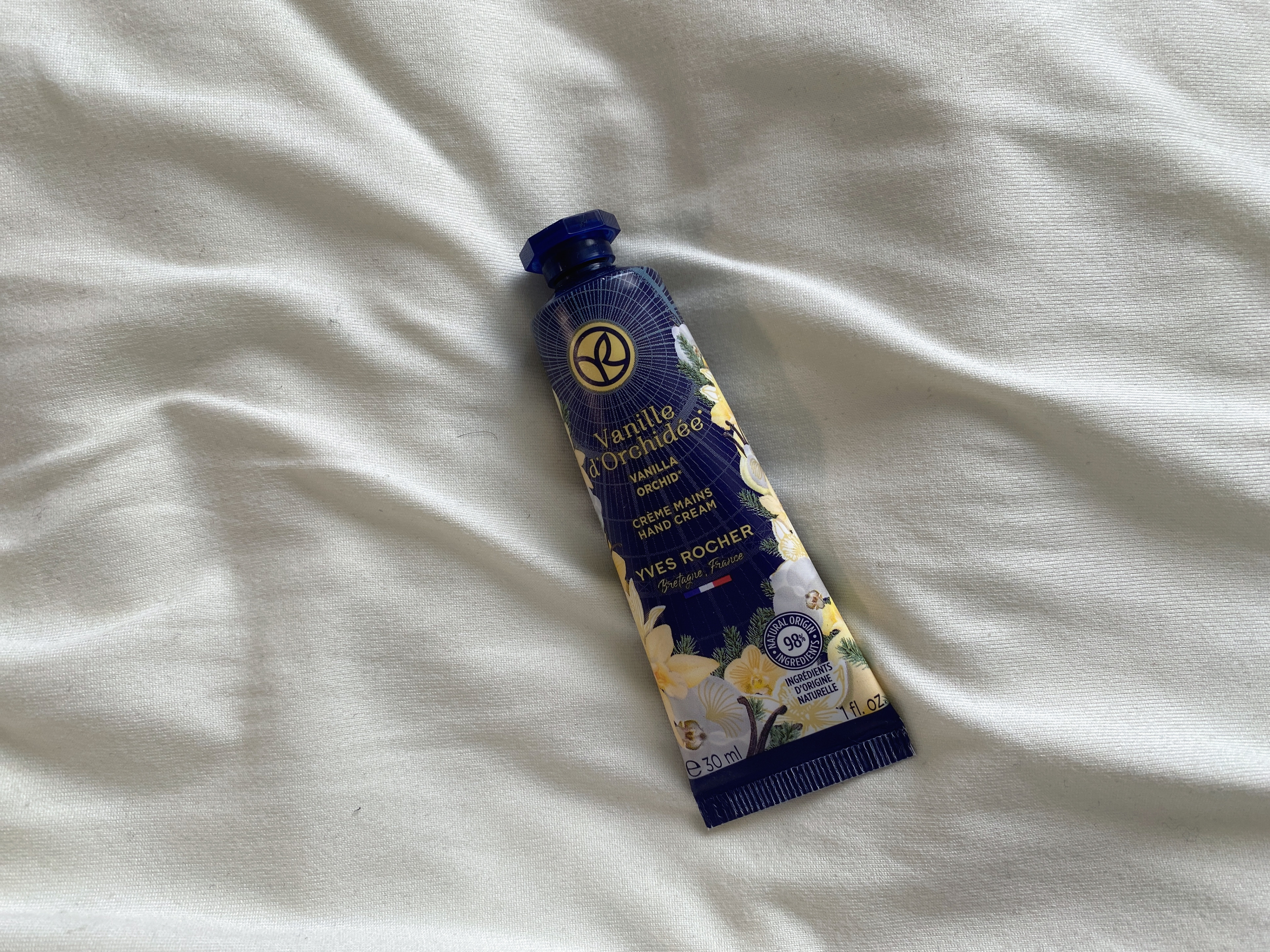 フランスのお土産で同期からいただいたハンドクリーム！

ベタつかず肌馴染みがよく使いやすい！
香りがかなり濃厚な強めのバニラの香りなので、
香りだけ苦手だったけど
使ってるうちにだんだん慣れてきた！笑

ブランド名も分からないし、
商品ペー