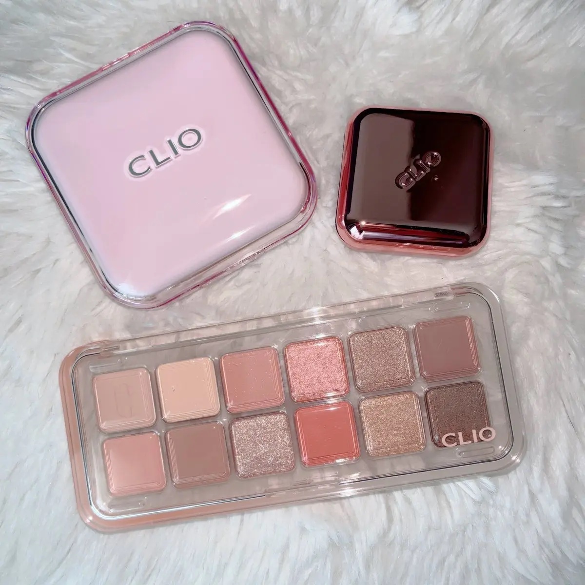 クリオのコスメ紹介🫱🤍
アイシャドウ(106 GBGコーラル)は再度高め・コーラルカラーでSpringLightさんにおすすめ！なめらかで水分感ある粉質で思いのままに色が乗る✨
リップアンドチーク(アプリコットブリーズ)はちょいと薄付き