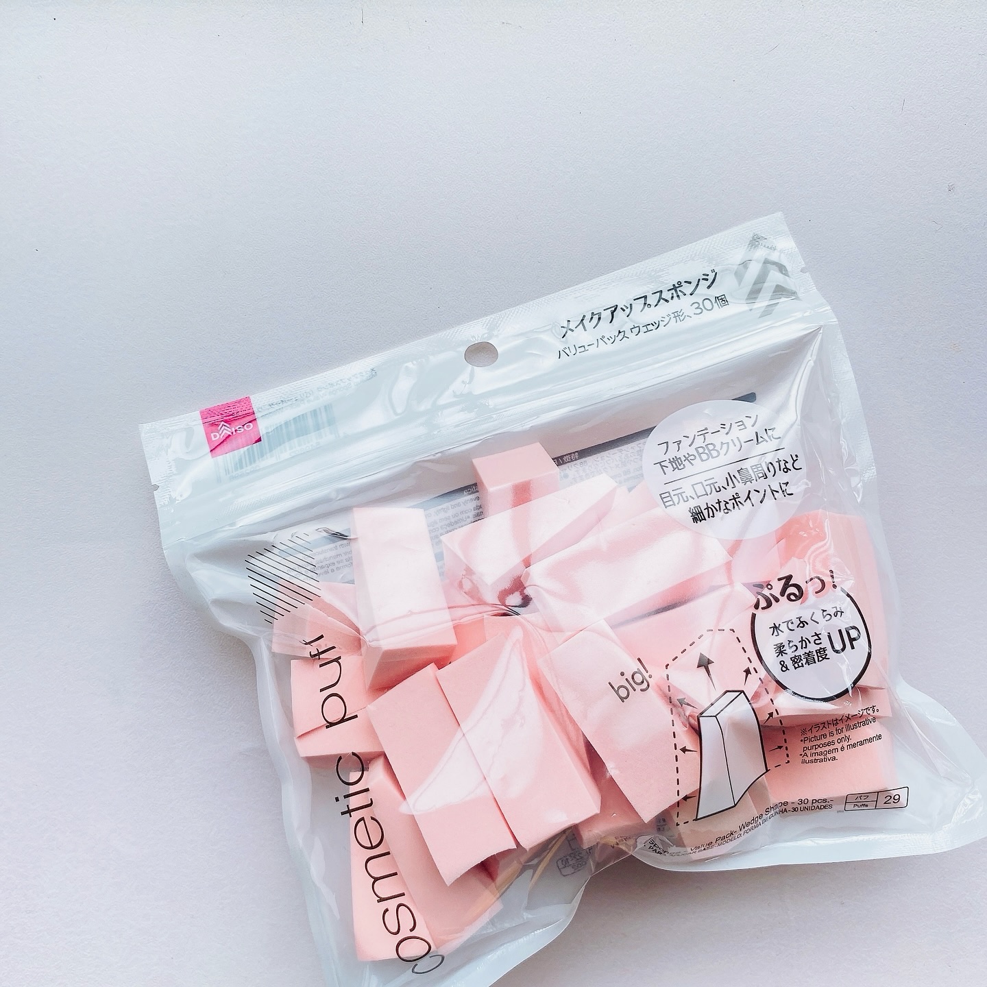 メイクアップスポンジ(バリューパック ウェッジ型 30個)/DAISO/パフ・スポンジを使ったクチコミ（3枚目）