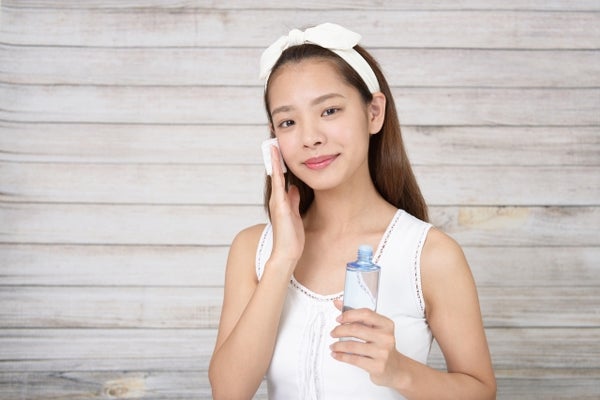 頬の汚れを拭き取る女性